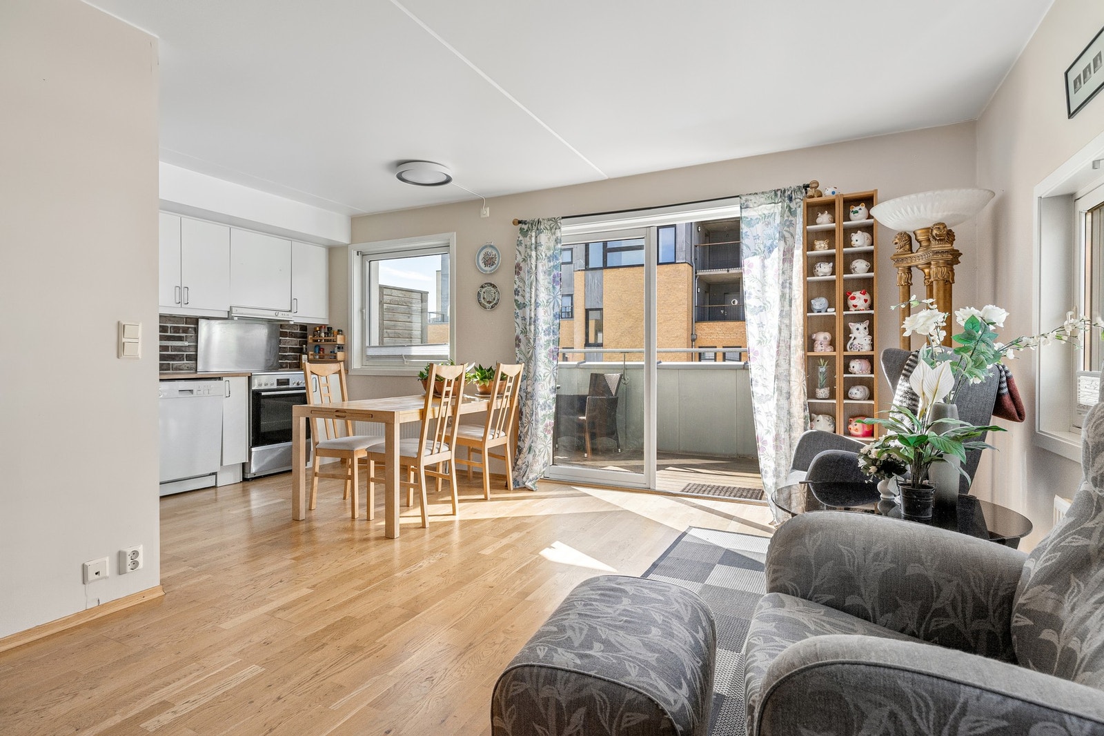 Parkett på gulv, malte vegger og himling. Galleribilde