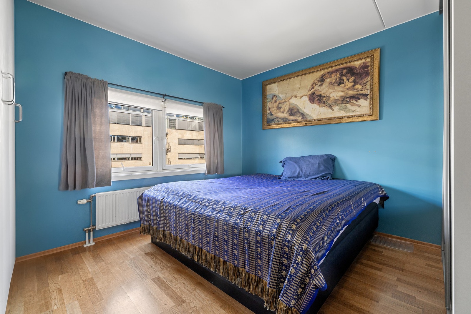 Soverommet har plass til både dobbeltseng og tilhørende møblement. Galleribilde