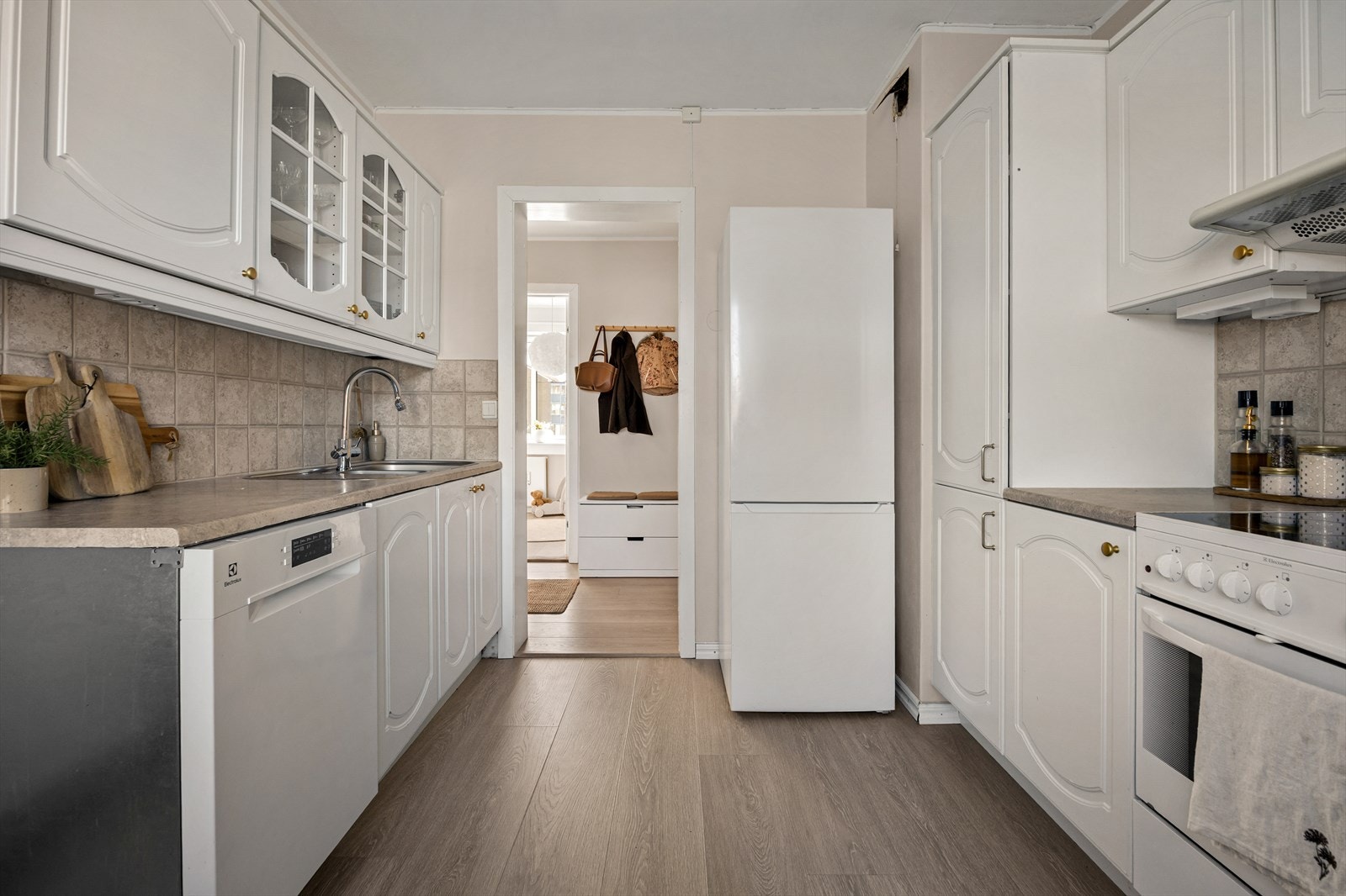 Benkeplater av laminat med nedfelt kum i rustfritt stål og ett-greps blandebatteri. Galleribilde