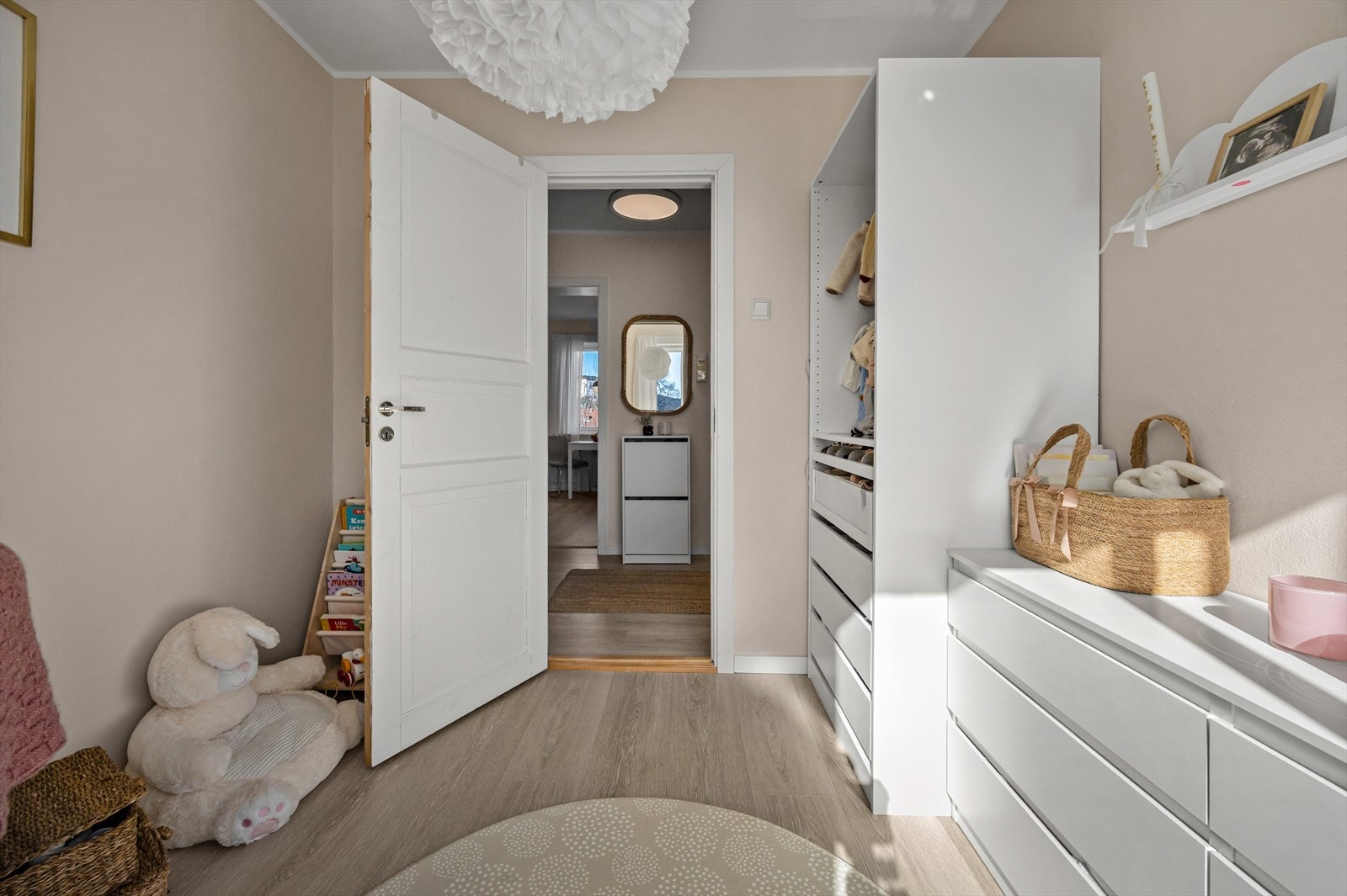 Rommet er av mindre størrelse og egner seg godt som gjesterom, kontor, barnerom eller hobbyrom. Galleribilde