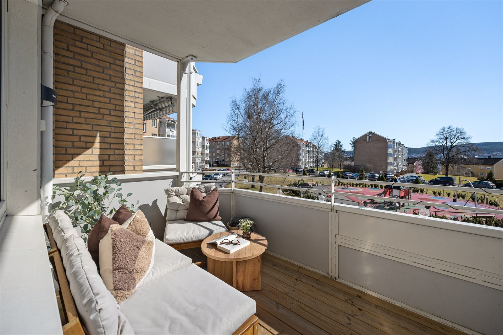 Her er det god plass til utemøbler, hvor man kan slappe av og nyte rolige omgivelser. Galleribilde