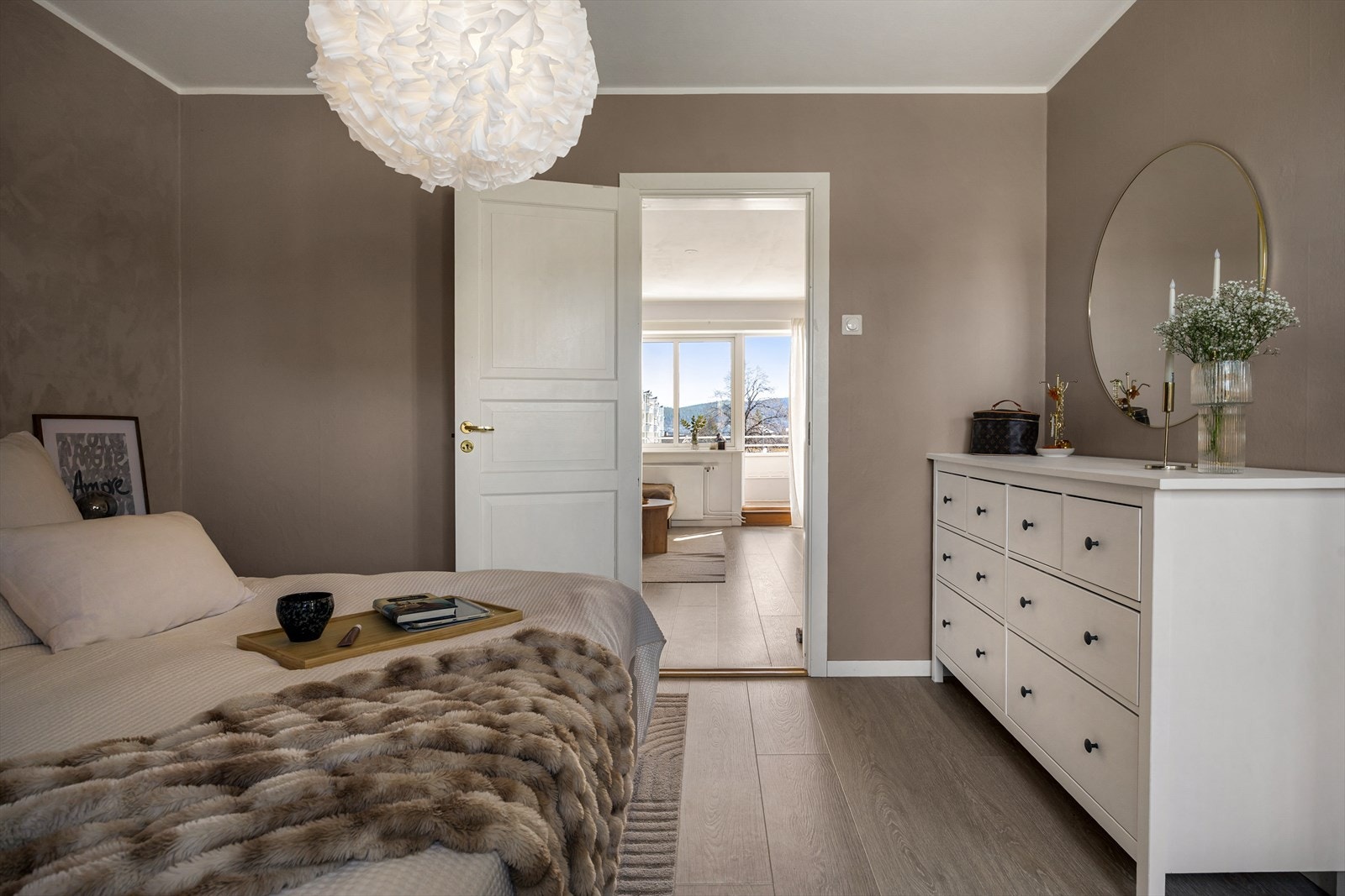 Her er det plass til dobbeltseng med tilhørende nattbord. Galleribilde