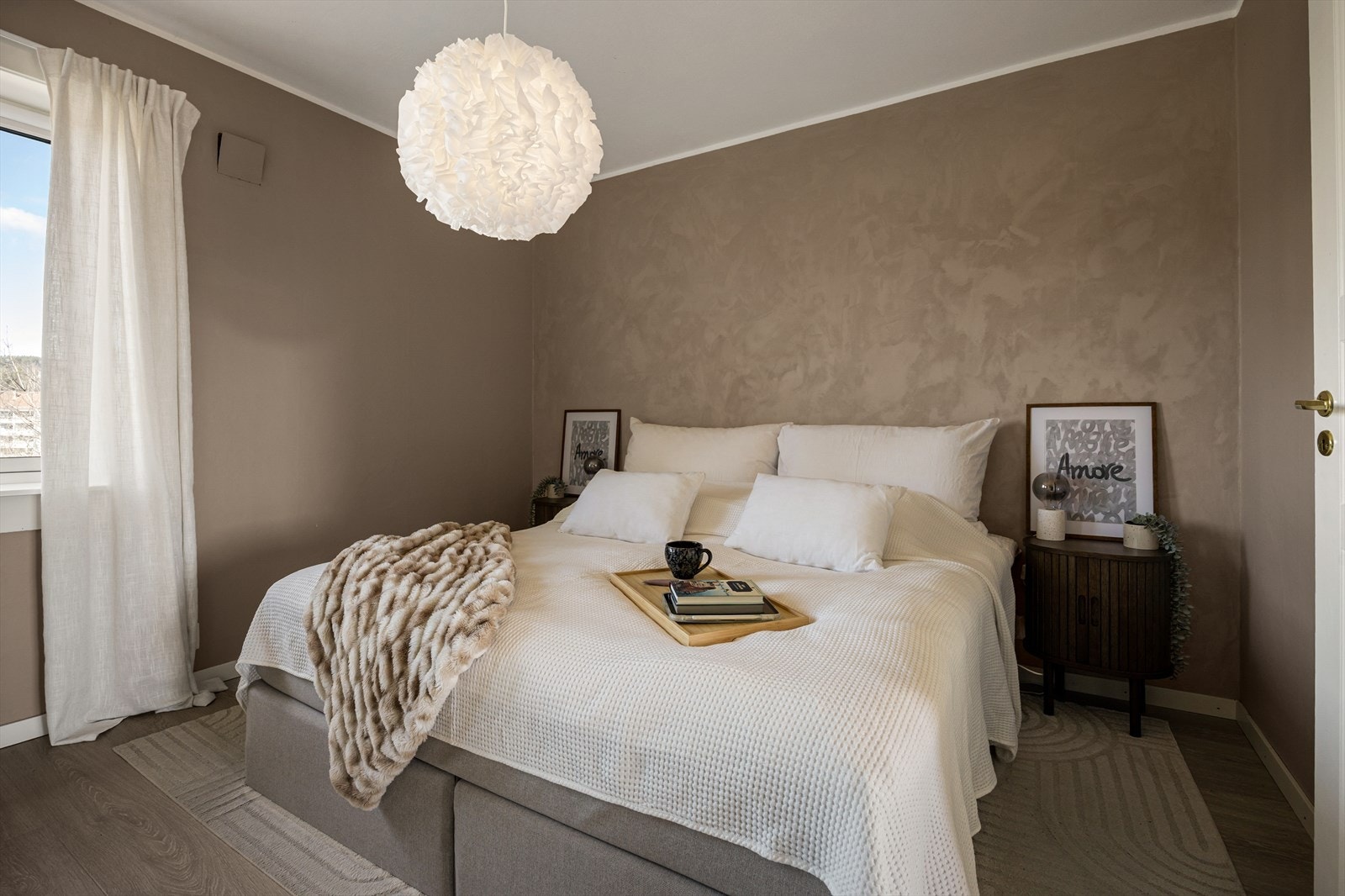 Rommet oppleves som både funksjonelt og behagelig. Galleribilde