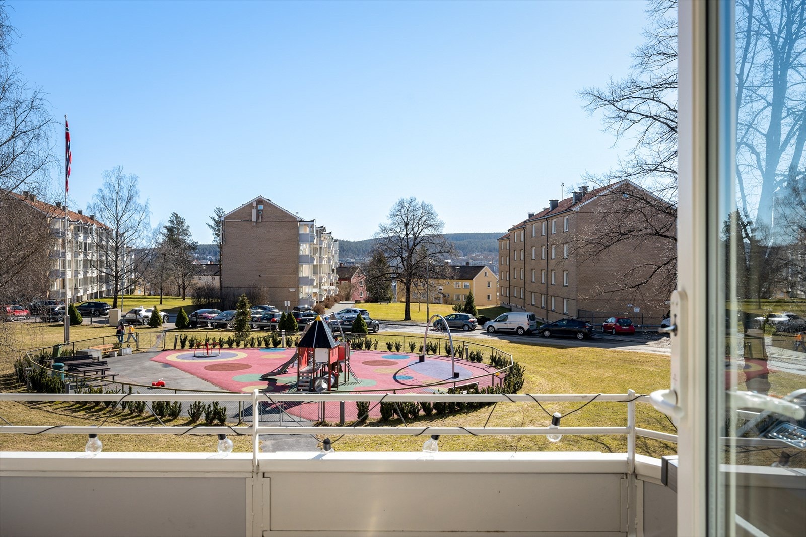 Boligen har en flott utsikt over nærområdet fra balkongen. Galleribilde