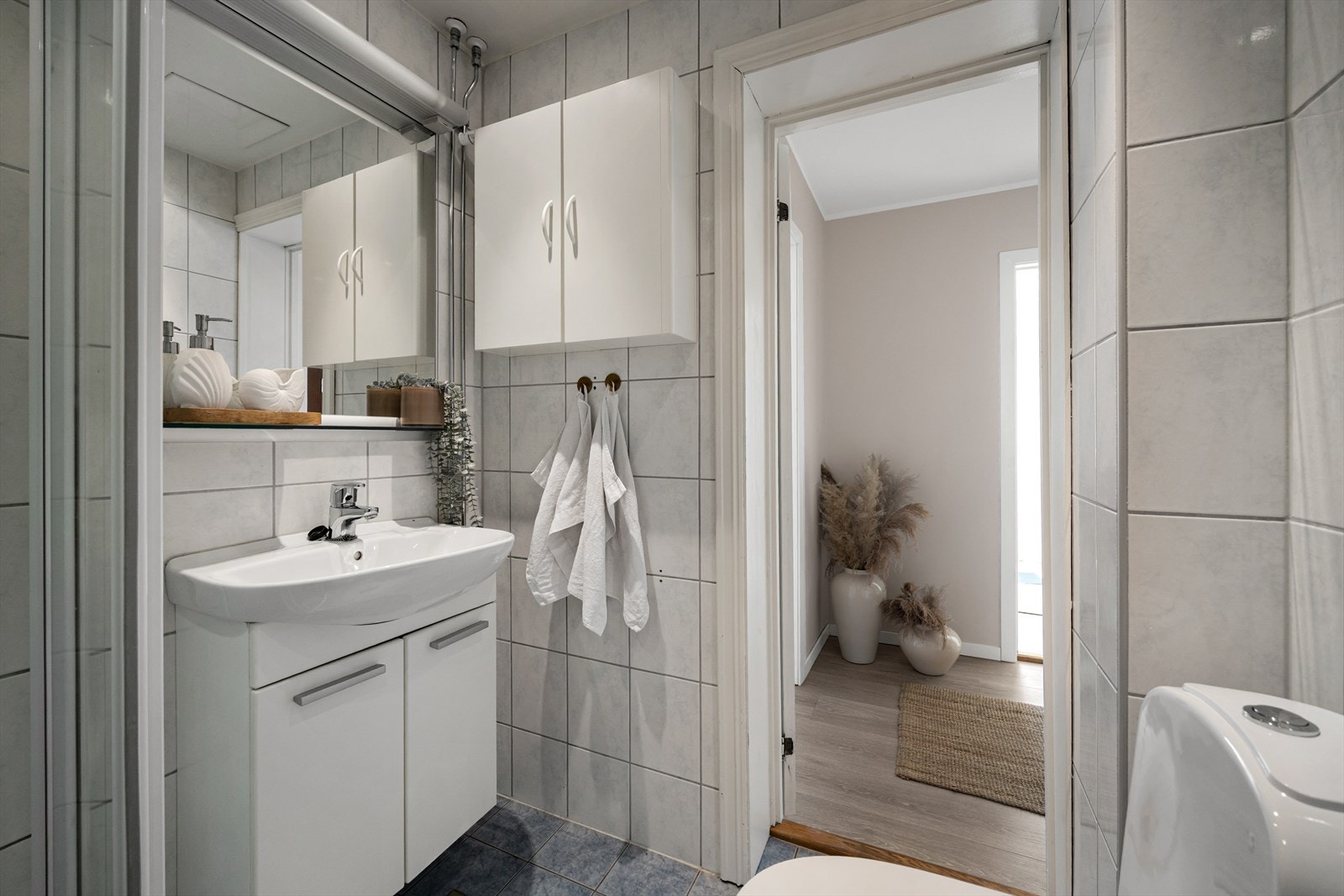 Leiligheten har et praktisk bad med grei standard. Badet har flislagte overflater på vegger og gulv. Galleribilde