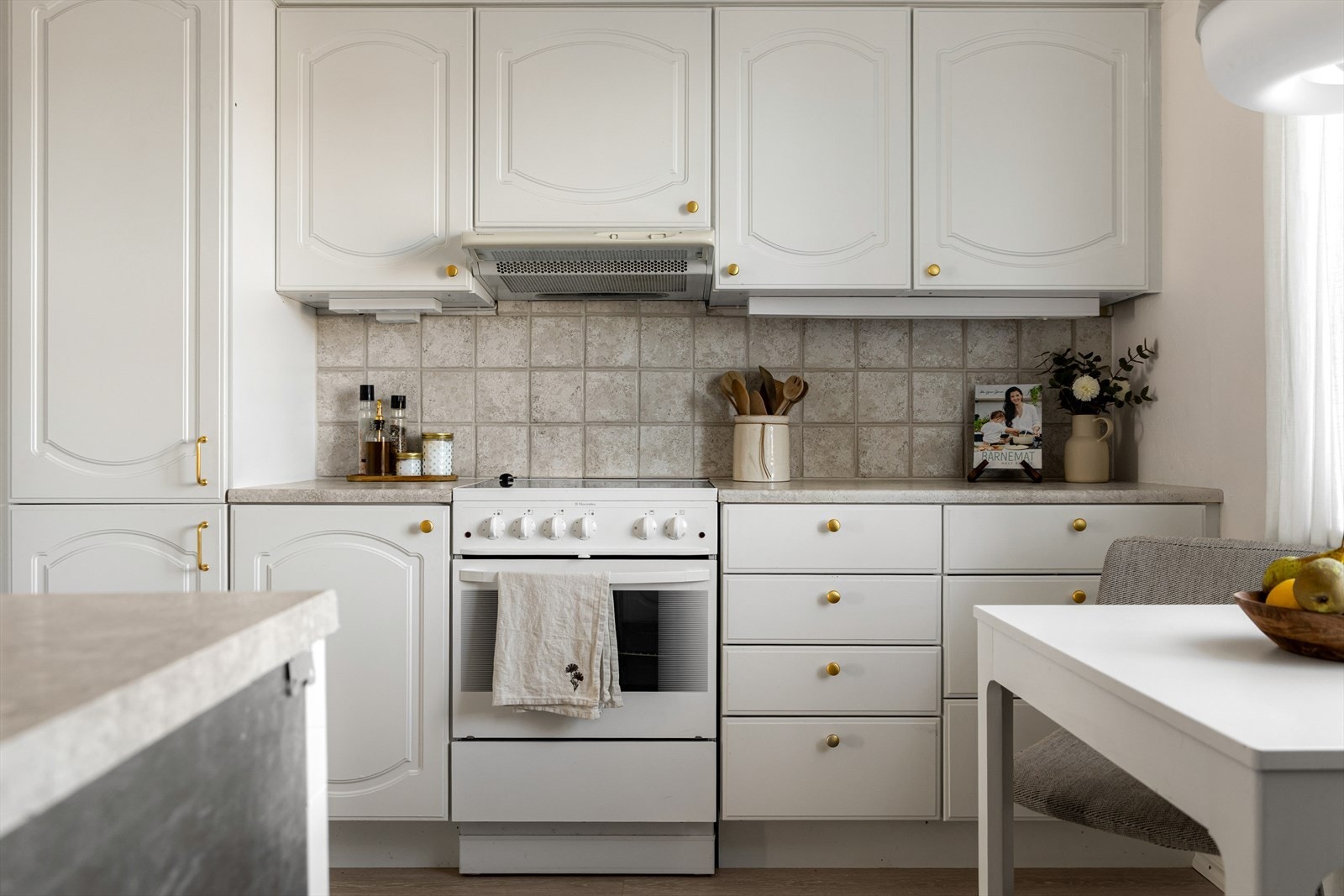 Kjøkken innredning består av under-/overskap og profilerte fronter. Galleribilde