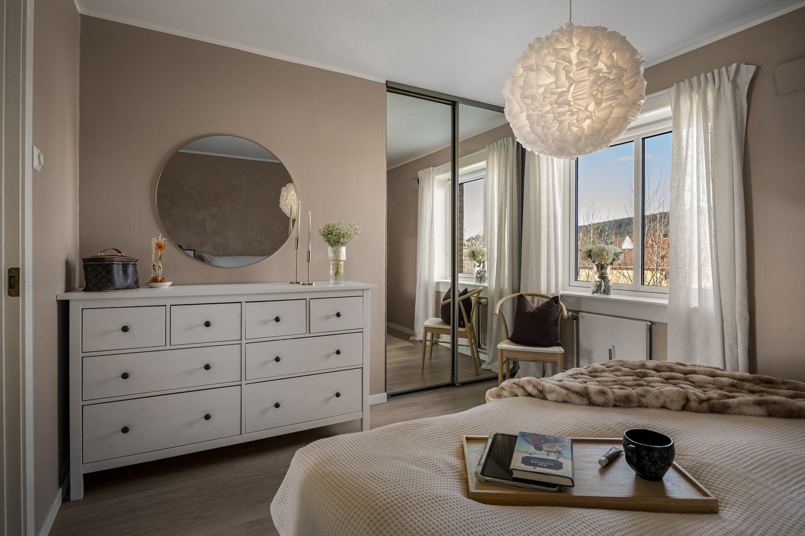 Rommet har praktisk garderobeskap som gir gode oppbevaringsmuligheter. Galleribilde