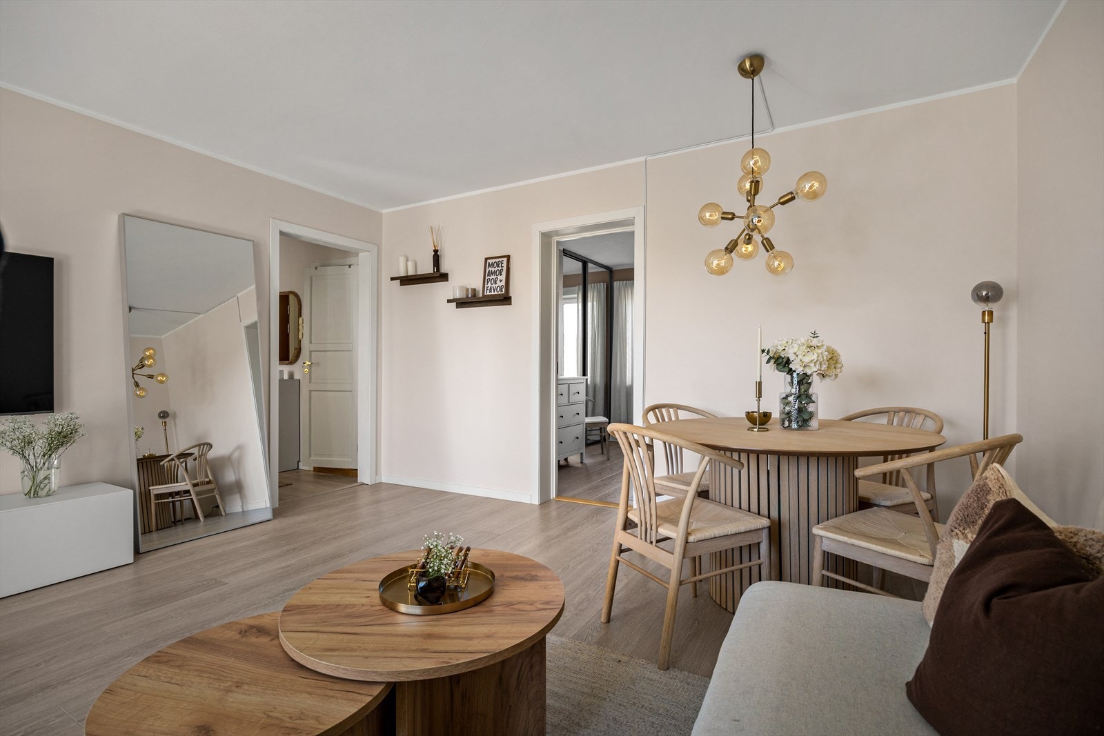 Stuen er et sosialt samlingspunkt for familie og venner, og passer ypperlig for store sammenkomster således som for avslapping. Galleribilde