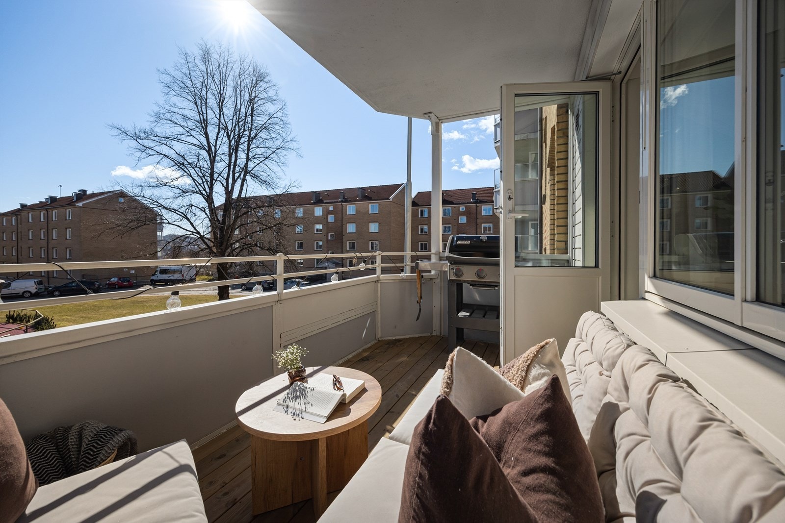 Balkongen fungerer som en naturlig forlengelse av stuen og gir et hyggelig uterom som kan nytes store deler av året. Galleribilde