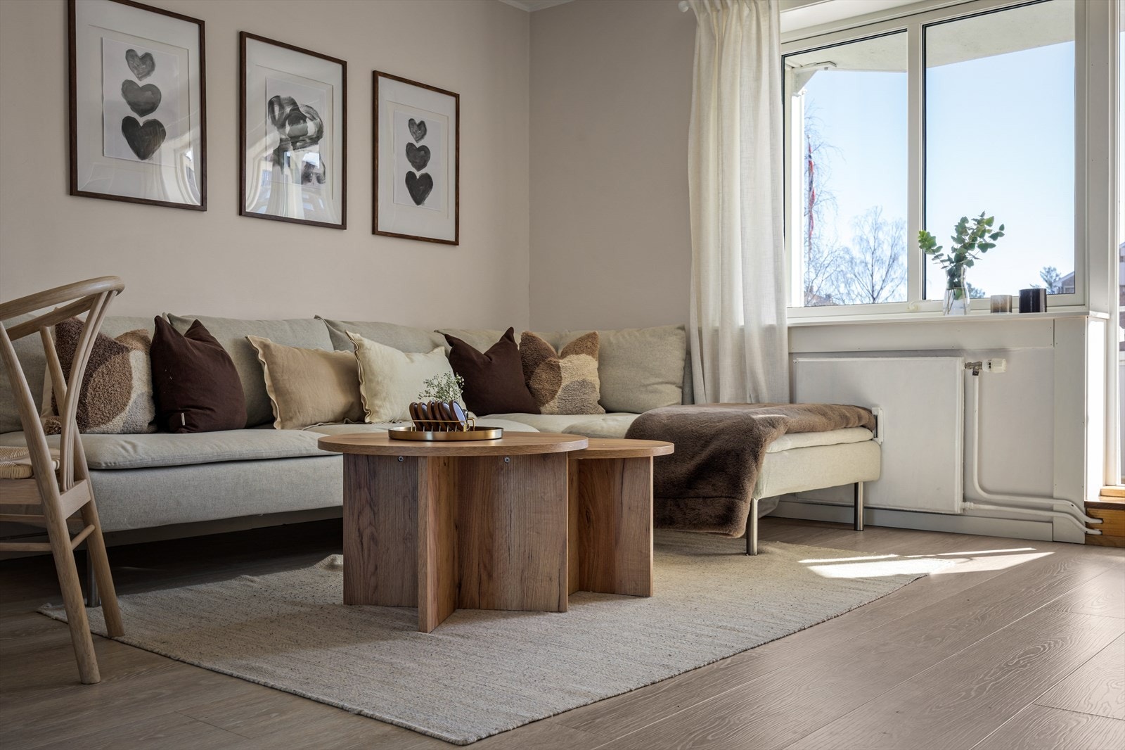 De store vindusflatene slipper inn rikelig med naturlig lys, som gir en god atmosfære i leiligheten. Galleribilde