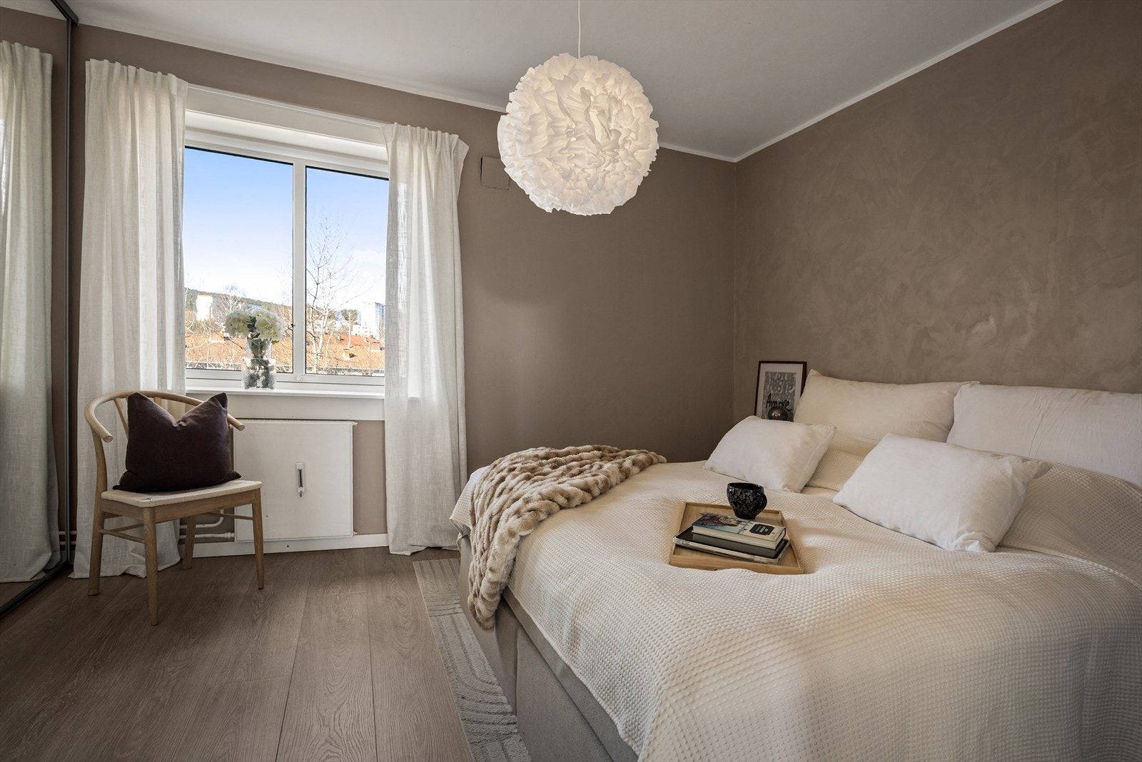 Delikat og romslig hovedsoverom med behagelige fargetoner og godt lysinnslipp. Galleribilde