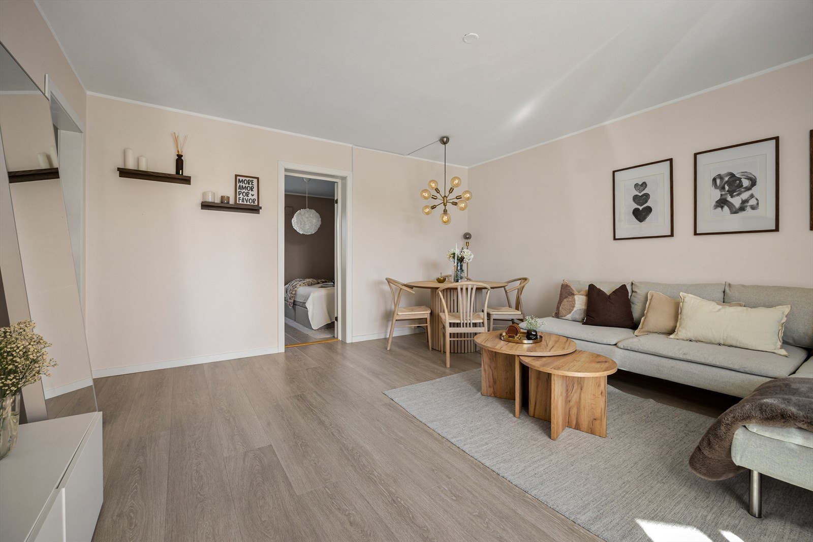 Her er det god plass til mediebenk, sofagruppe og bord. Galleribilde