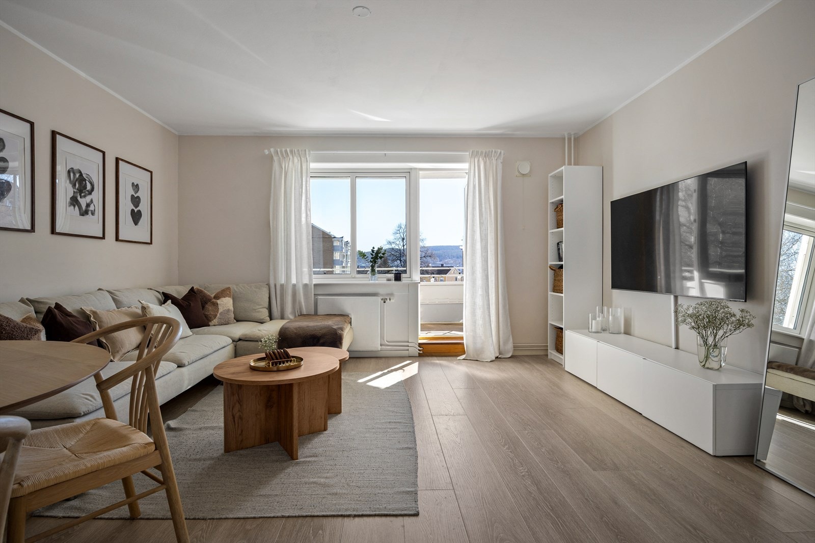 Fra stuen er det utgang til en herlig Sydøstvendt balkong på 6,5 kvm. Galleribilde