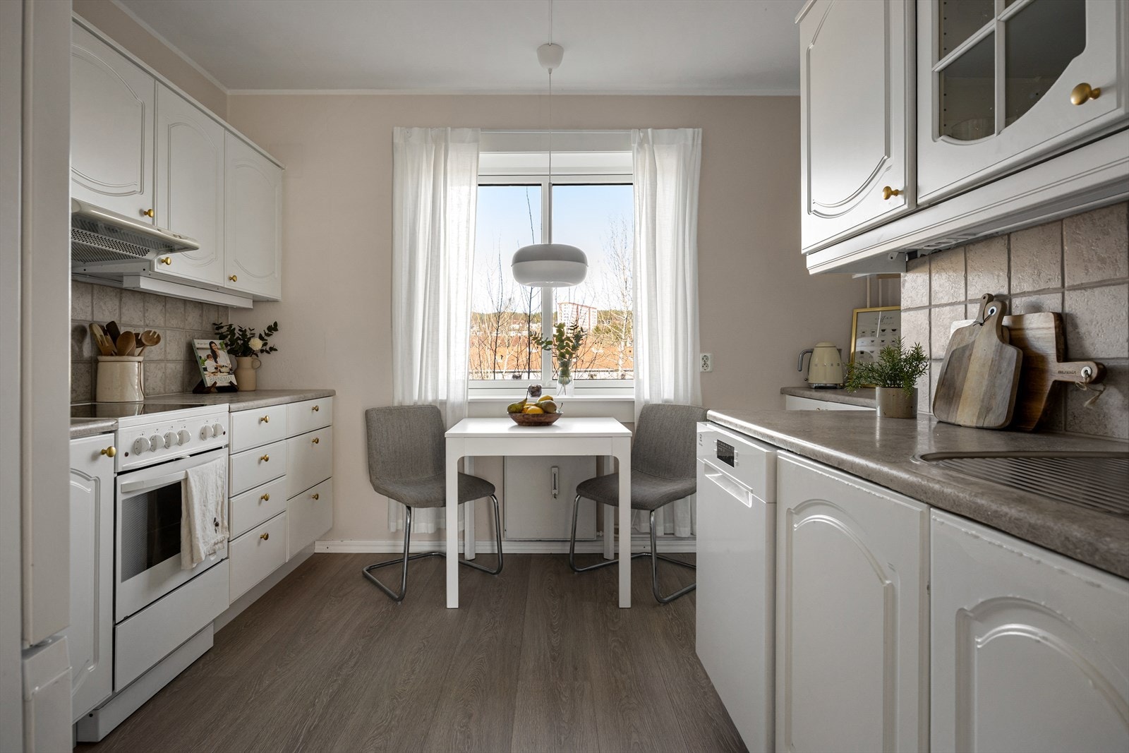 Kjøkkenet har en funksjonell utforming med gode arbeidsforhold og rikelig med skap- og benkeplass. Galleribilde