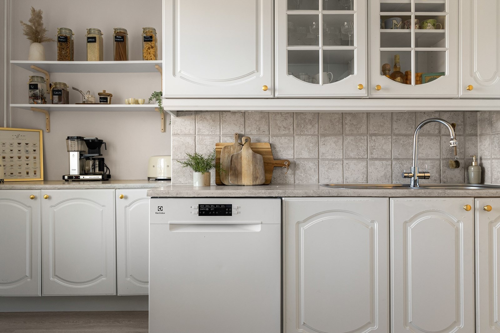 Klassiske fliser over benkeplate som gir et ryddig uttrykk. Galleribilde