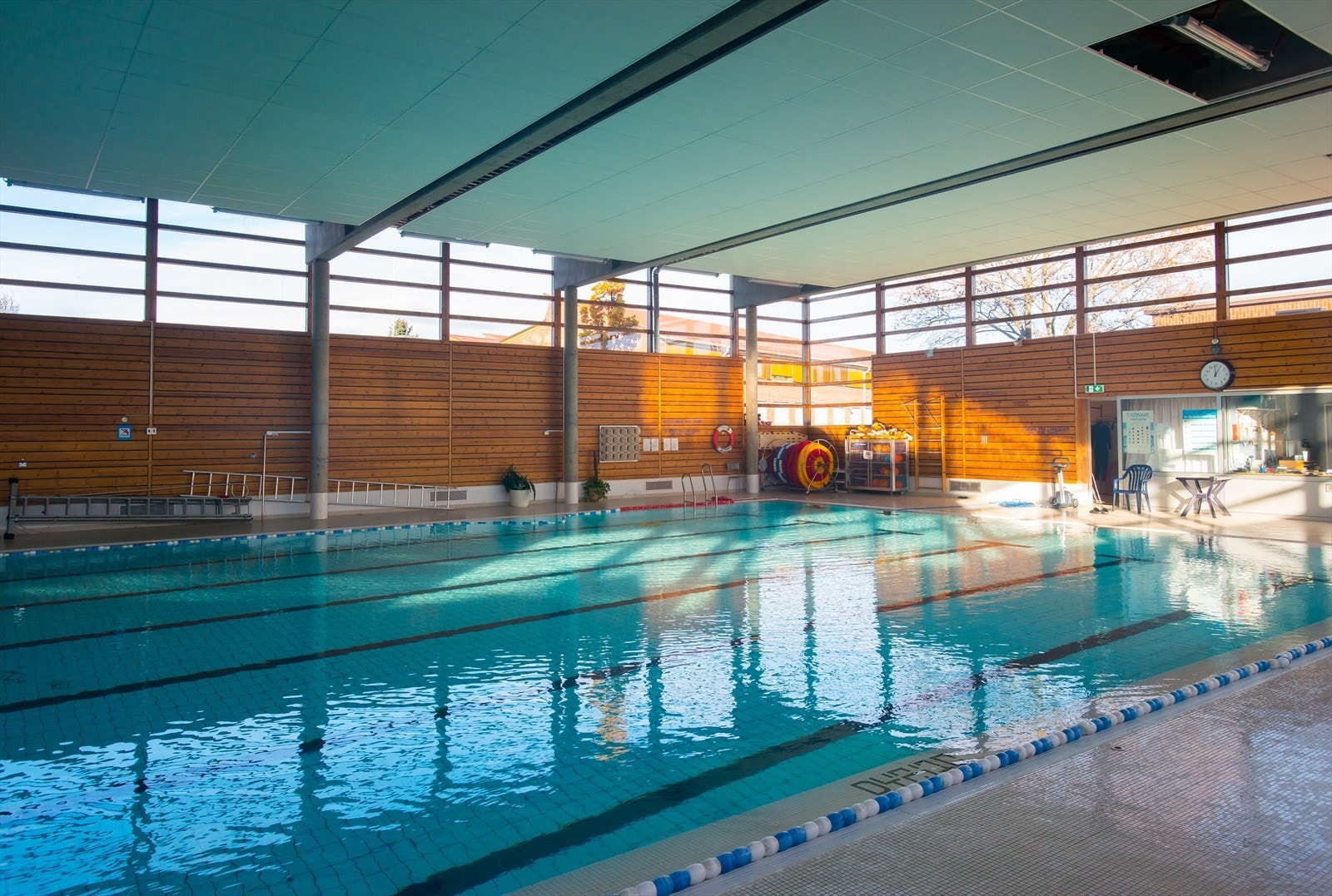 Nordtvet Bad i Oslo er et offentlig svømmebasseng med en 25-meters bane og badstue, perfekt for både trening og avslapning..jpg Galleribilde