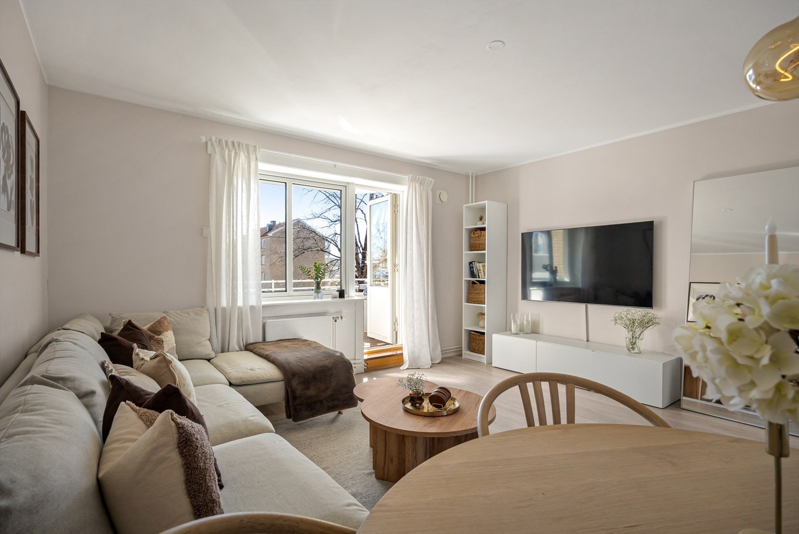 Lys og romslig stue med gode møbleringsmuligheter. Galleribilde