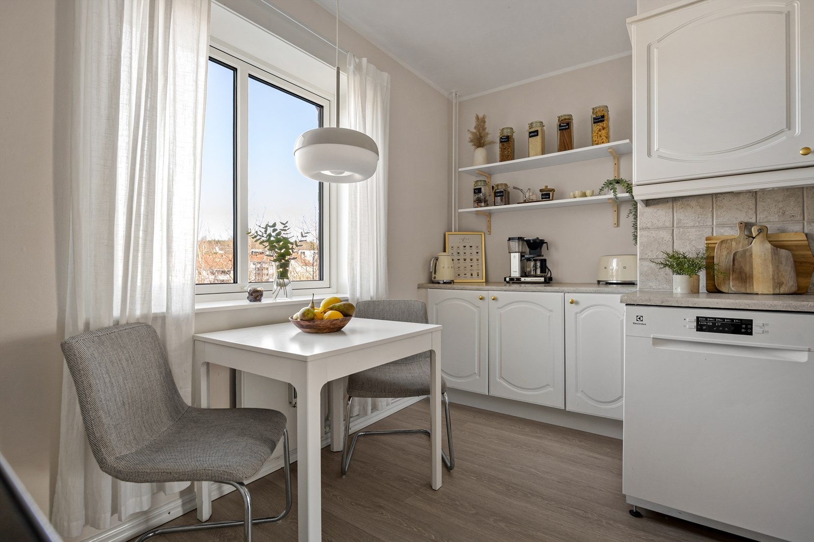 Kjøkkenet har plass til en hyggelig spiseplass med fin utsikt. Galleribilde