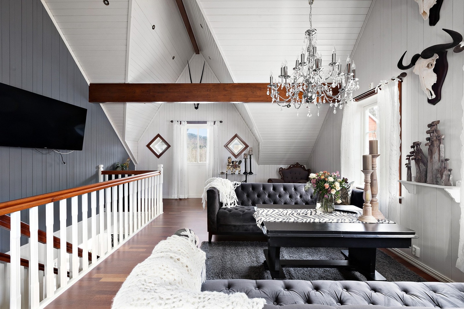 Loftstue med god takhøyde og nydelige detaljer i synlige bjelker. Galleribilde
