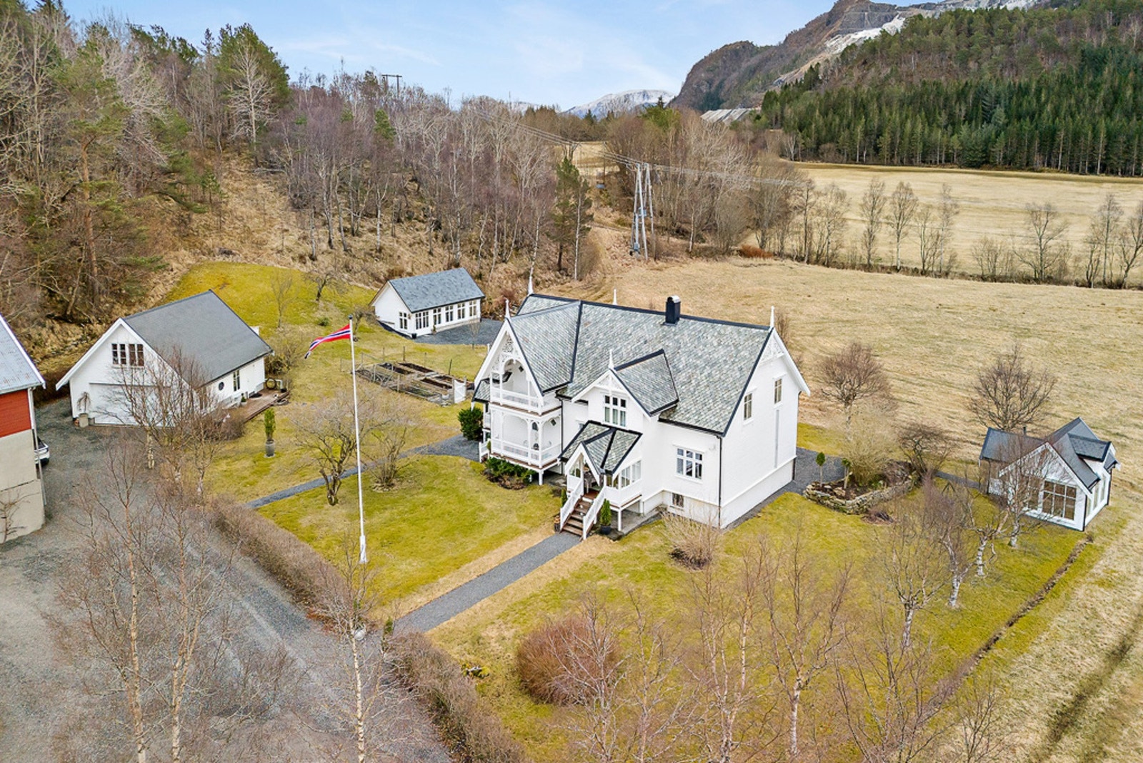 Pent opparbeidet uteområde med stor garasje, kort vei til orangeri og kjøkkenhage. Galleribilde