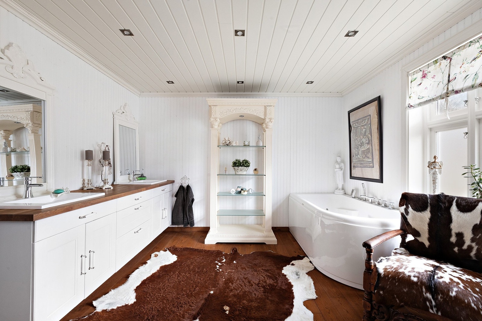 Bad i 1. etasjen. Badet har dobbel vask, badekar og dusj. Galleribilde