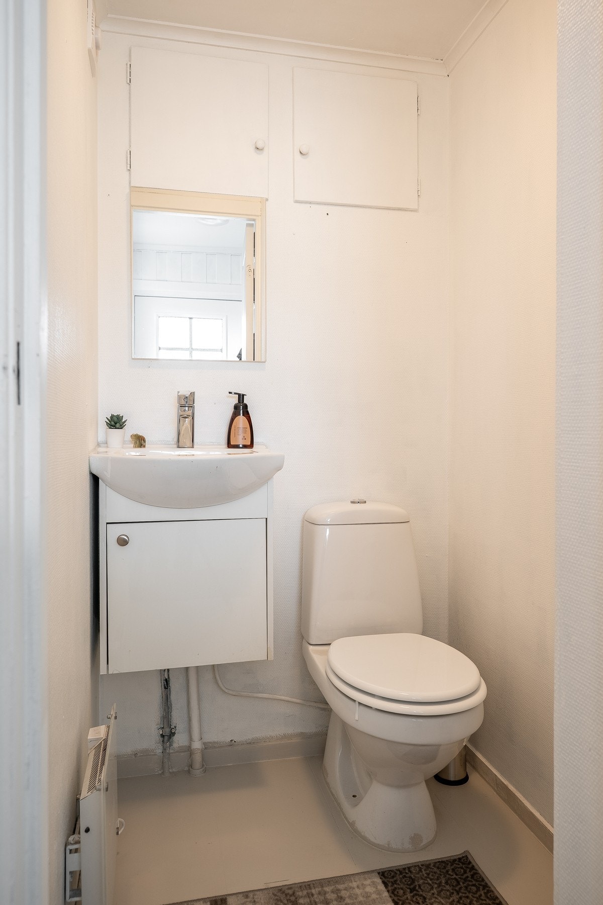 Separat toalettrom i 1. etasje. Galleribilde