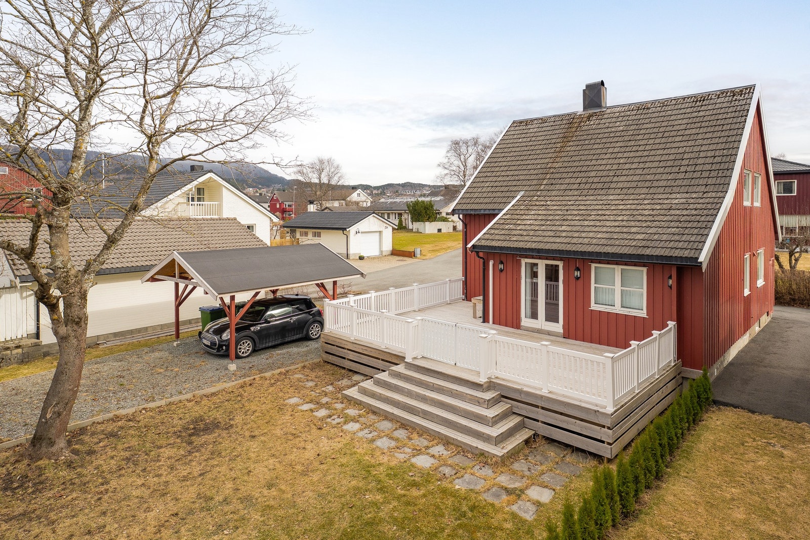 Velkommen til Wergelandsvegen 19 B - en romslig enebolig med sentral beliggenhet på Stjørdal. Galleribilde