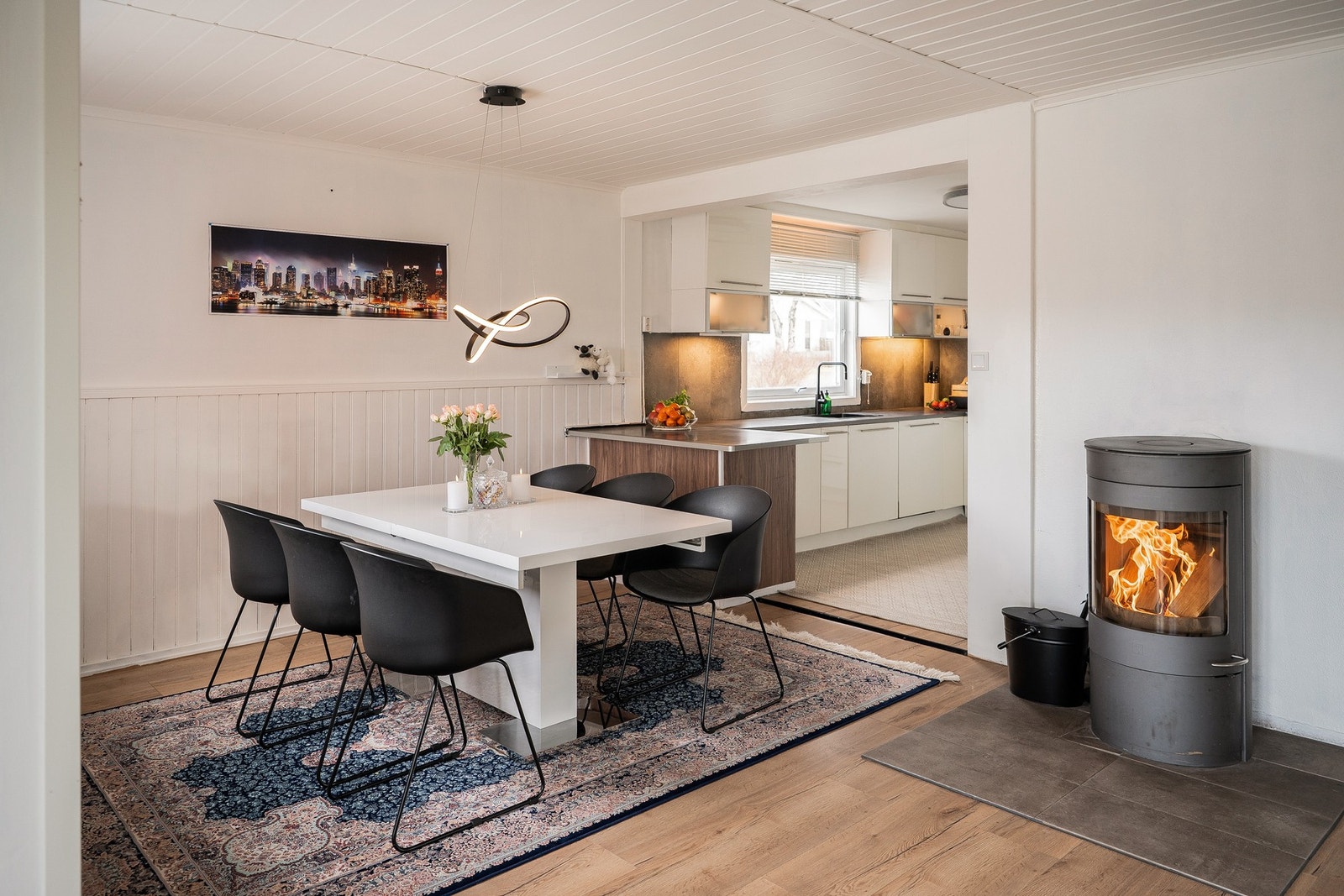 Boligen har flere oppvarmingskilder, blant annet varmepumpe, vedovn og elektrisk oppvarming. Galleribilde