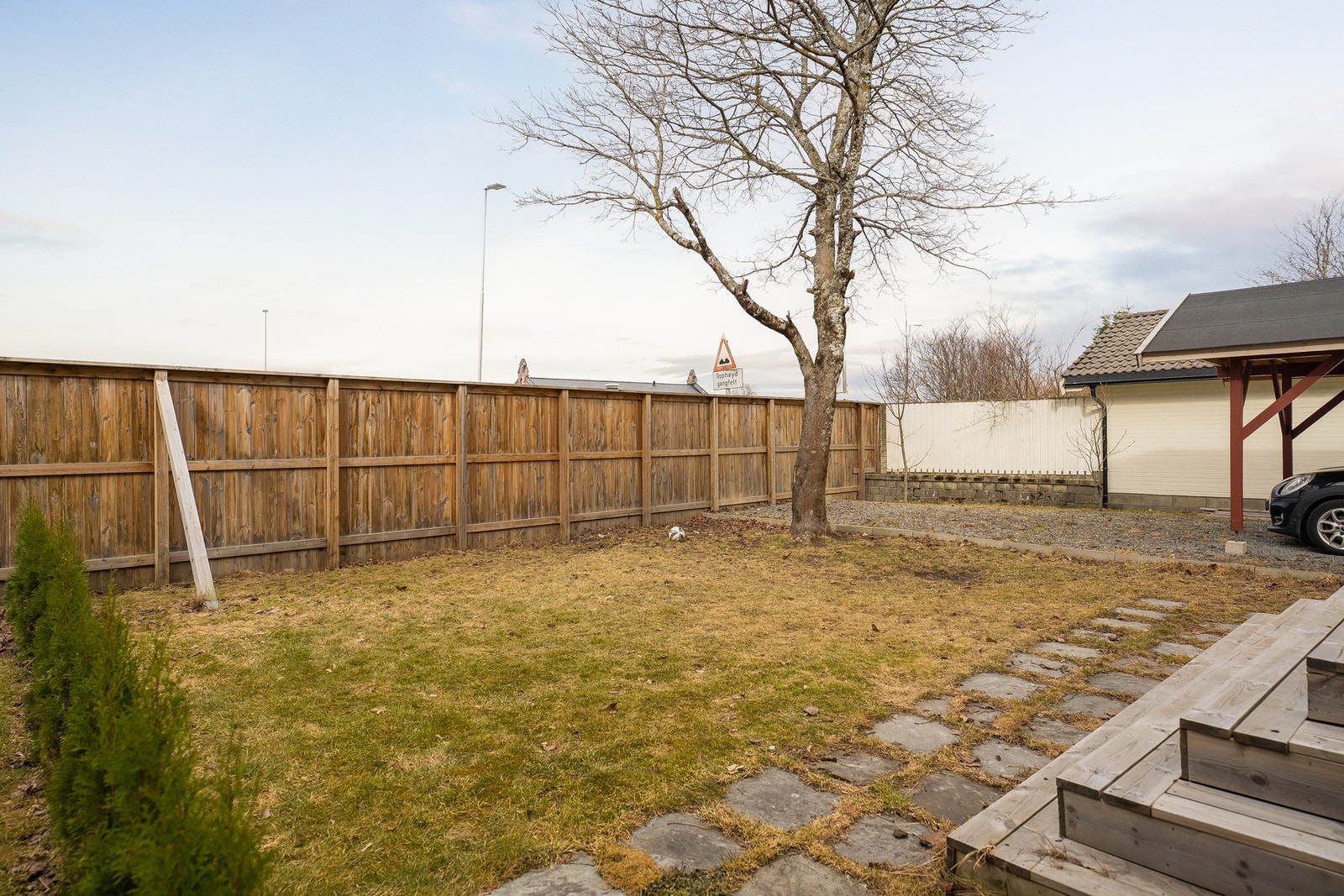 Fin uteplass med plen og mulighet for ulike aktiviteter. Galleribilde