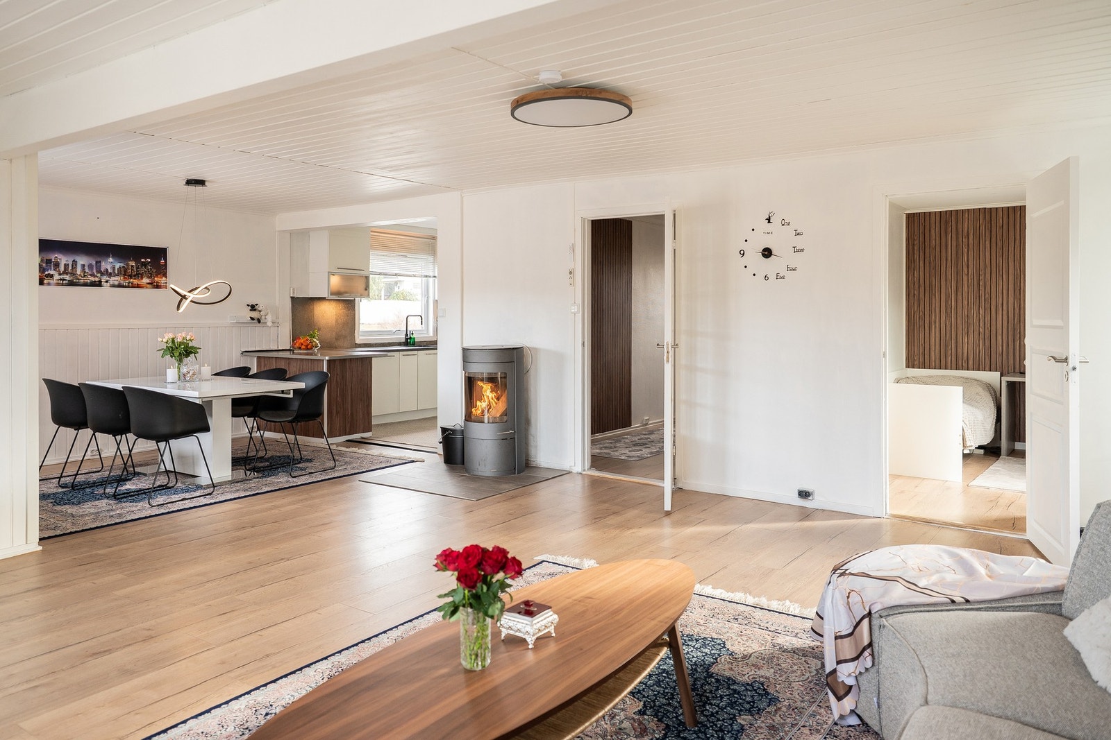 Stue-/kjøkkenløsning med god plass til både spisebord og sofagruppe. Galleribilde