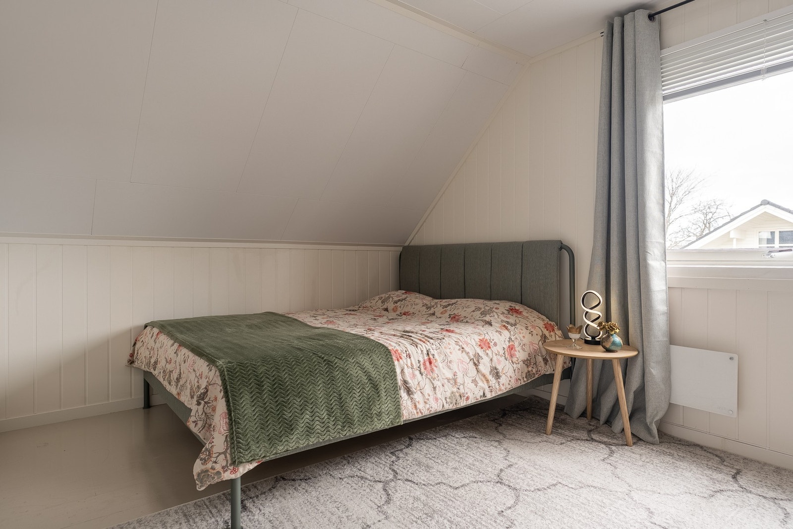 Romslig soverom på ca. 9 kvm med god plass til seng og tilhørende møblement. Galleribilde