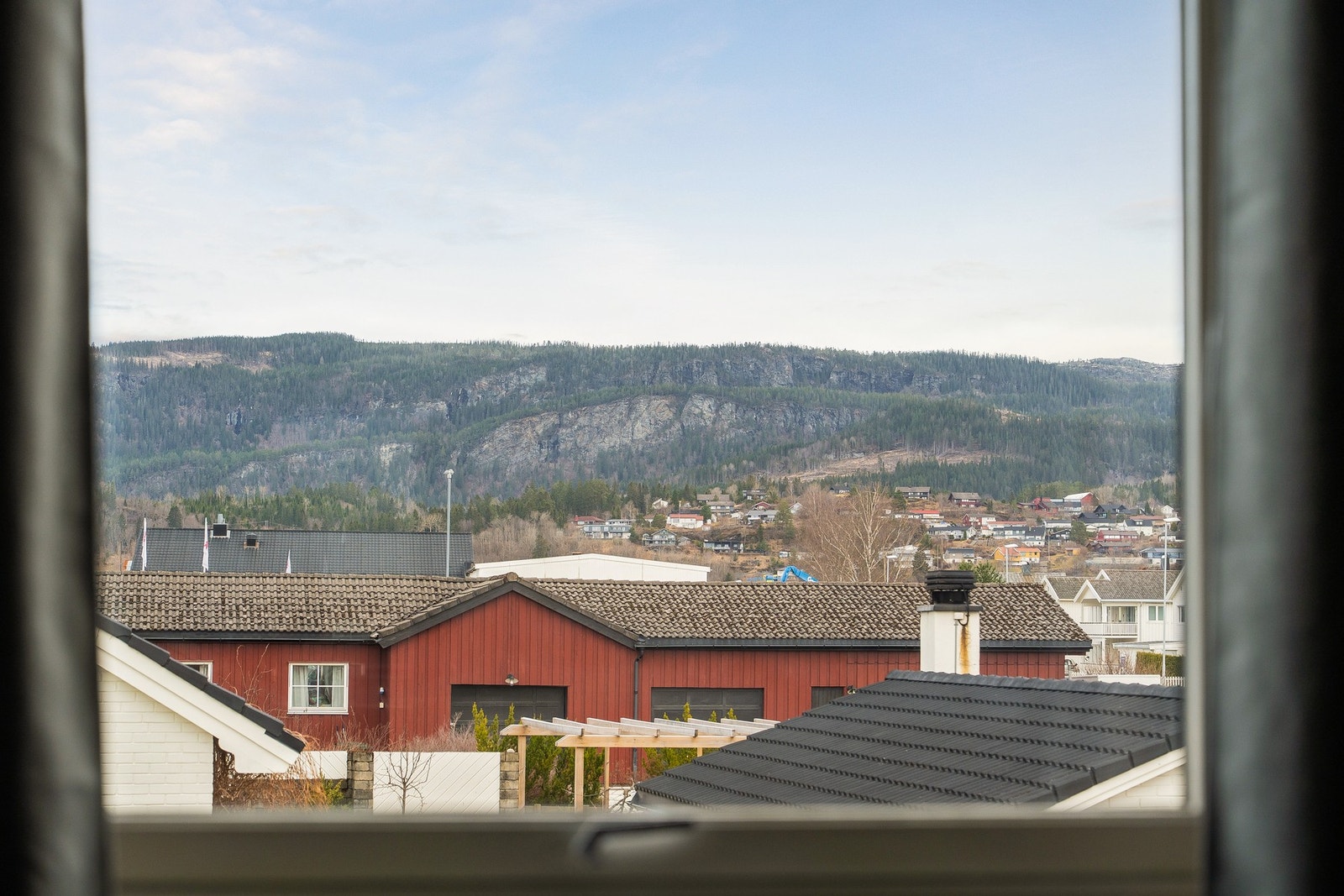 Svært sentral beliggenhet på Stjørdal med gangavstand til blant annet togstasjon, skoler, kjøpesenter, dagligvare og idrettsanlegg. Galleribilde