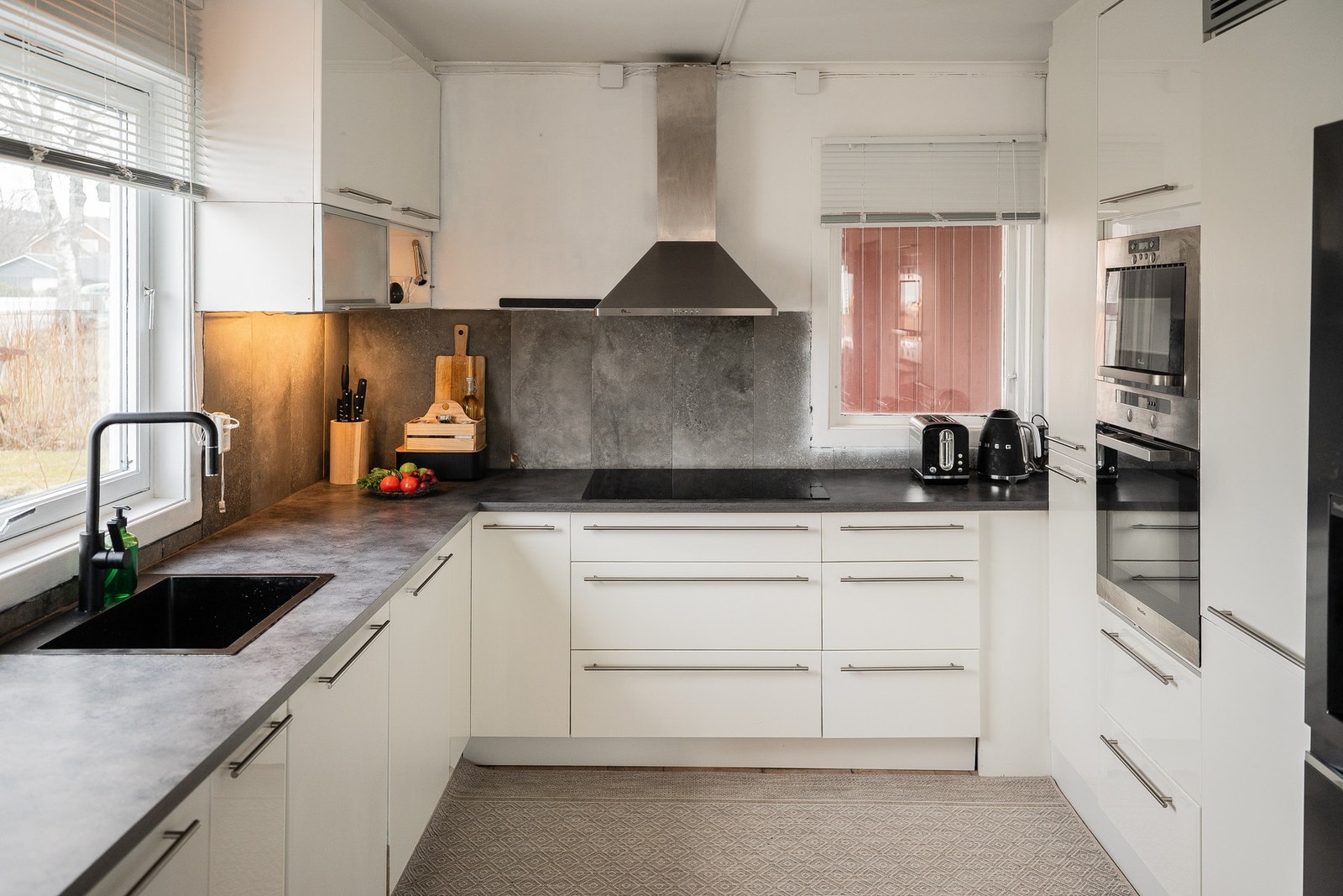 Kjøkken med integrerte hvitevarer og god plass til både oppbevaring og matlaging. Galleribilde