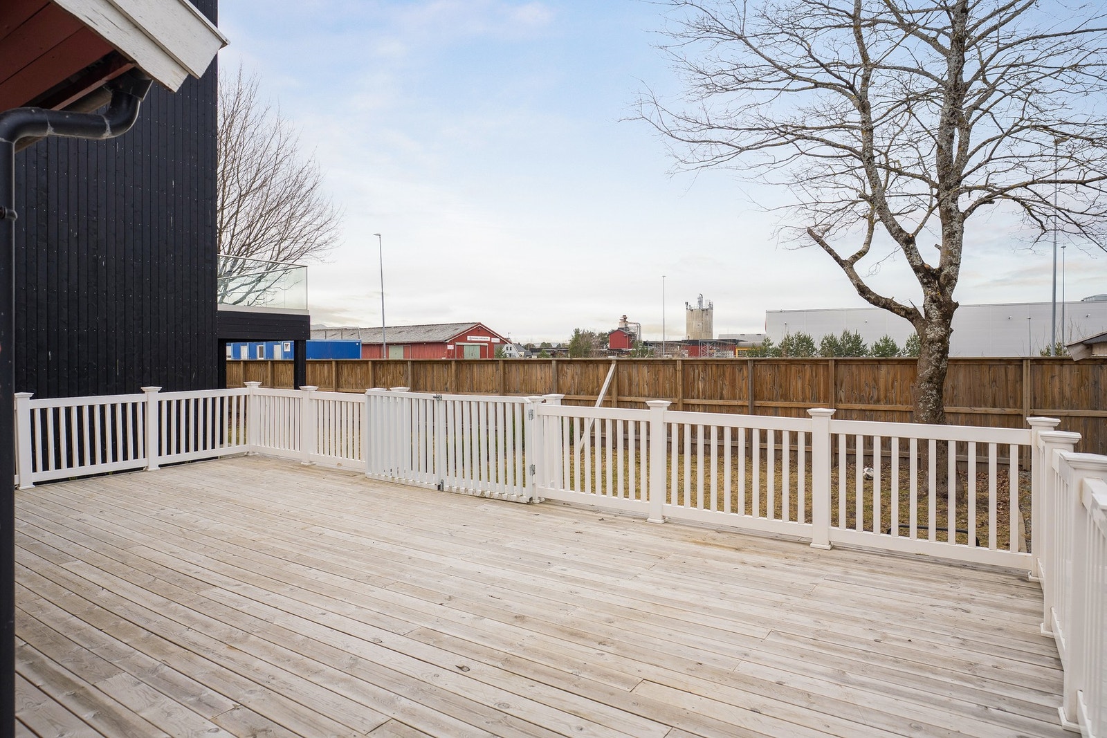 Terrasse på 38 kvm med plass til både spisegruppe og lounge. Galleribilde