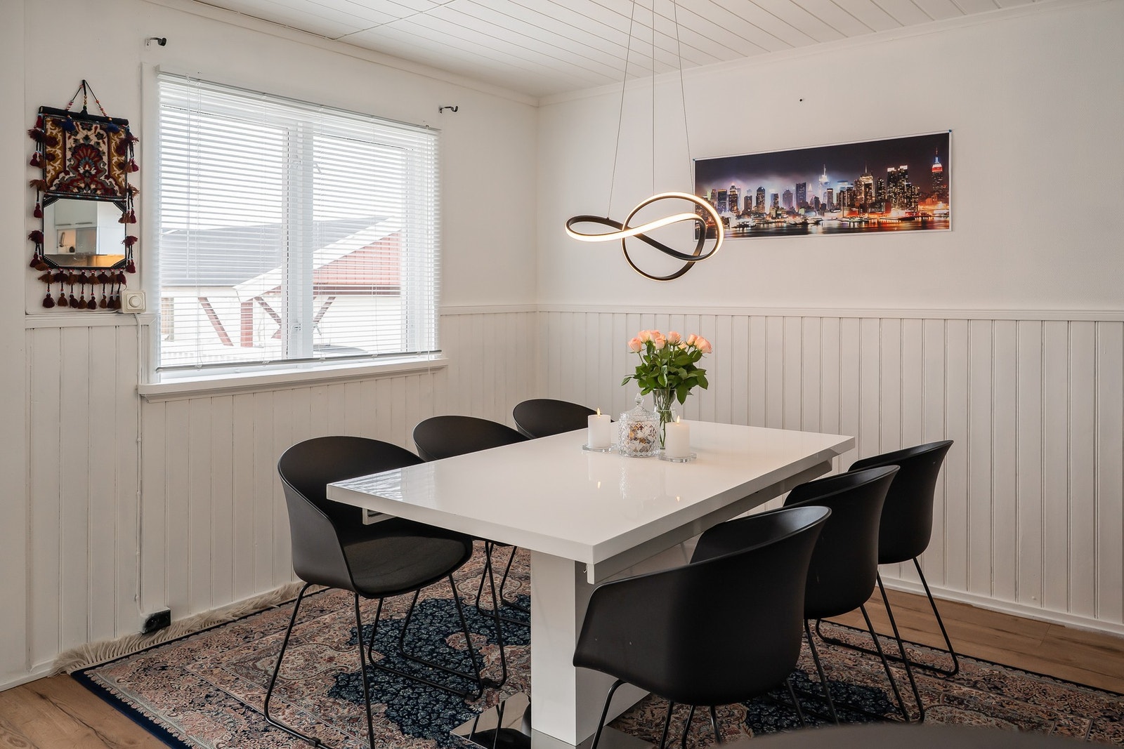 Rom for spisegruppe i tilknytning til kjøkkenet. Galleribilde