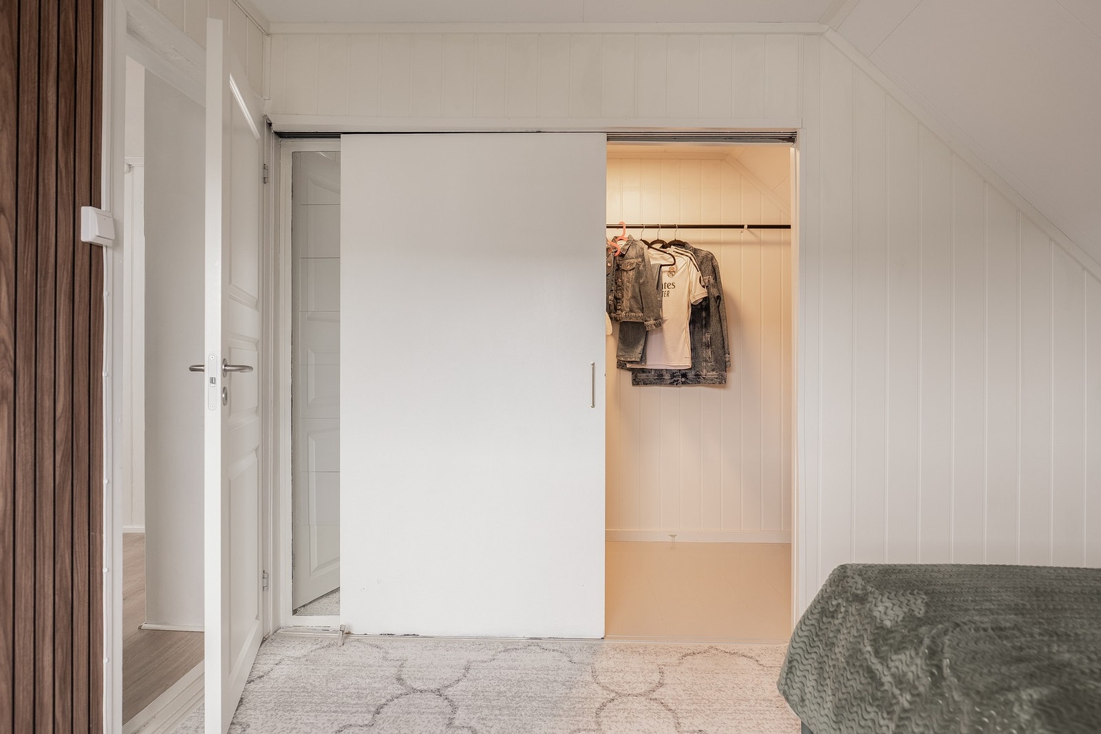 Praktisk garderoberom med god plass til oppbevaring. Galleribilde