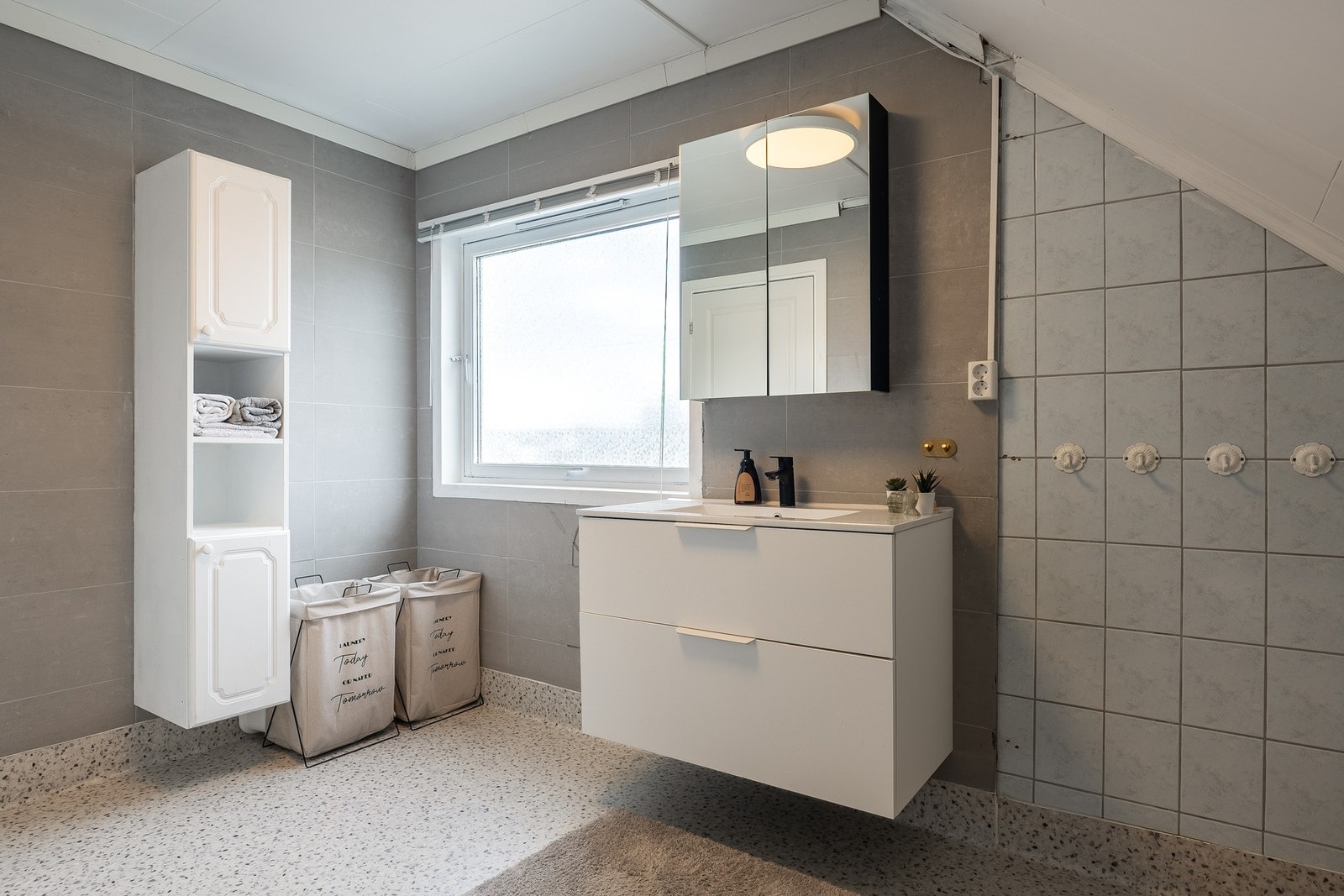 Bad i tilknytning til soverom i loftsetasjen. Galleribilde