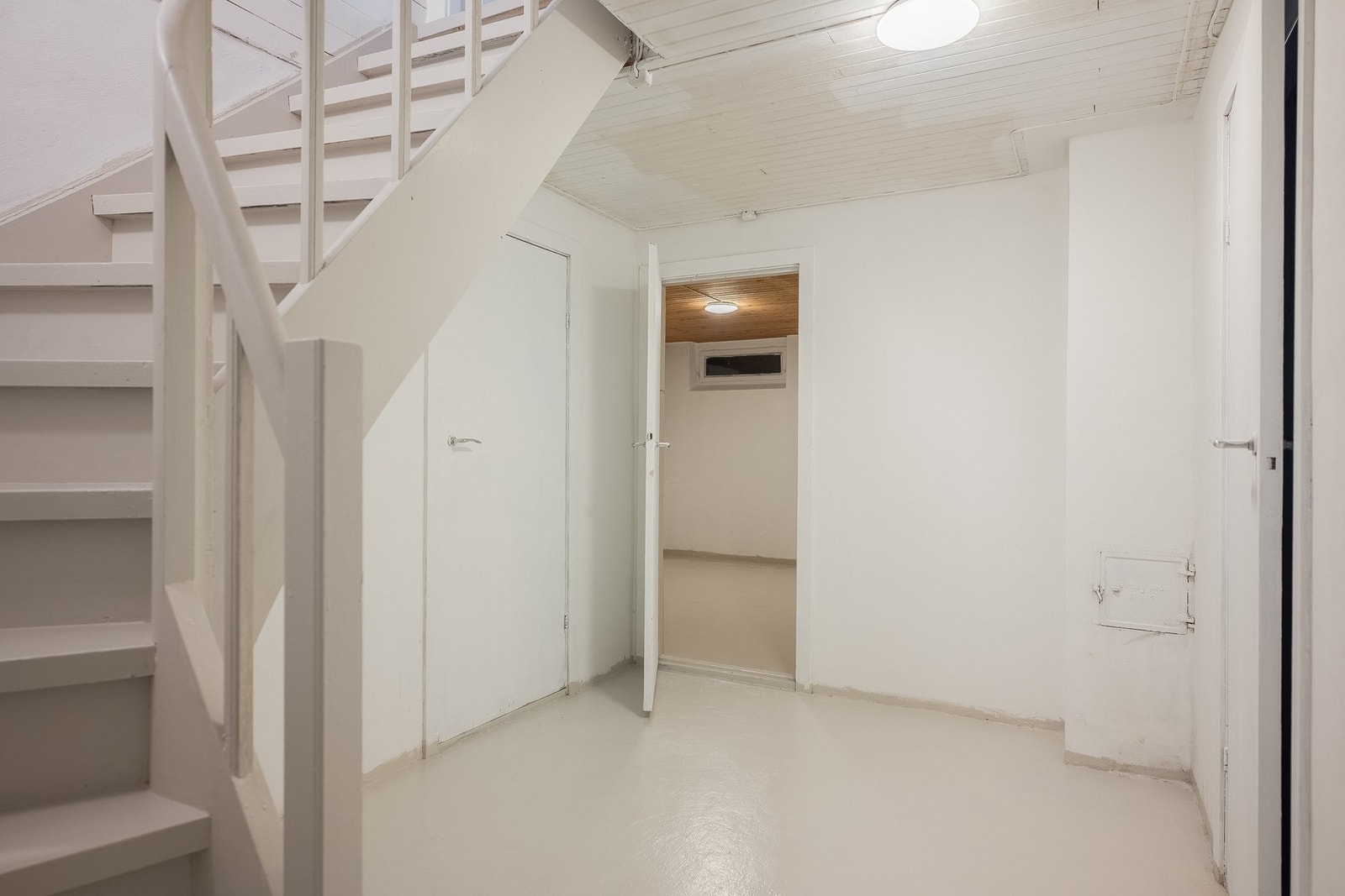 Trapp og flere overflater i kjeller er malt. Galleribilde