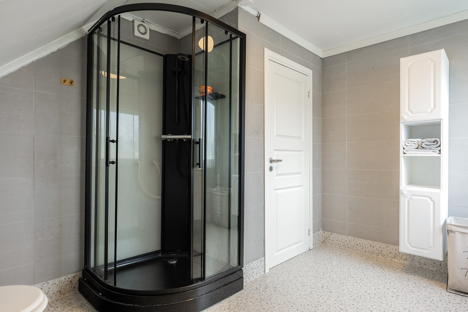 Badet er oppgradert med nytt gulvbelegg (utført av fagperson), ny servant og belysning. Galleribilde