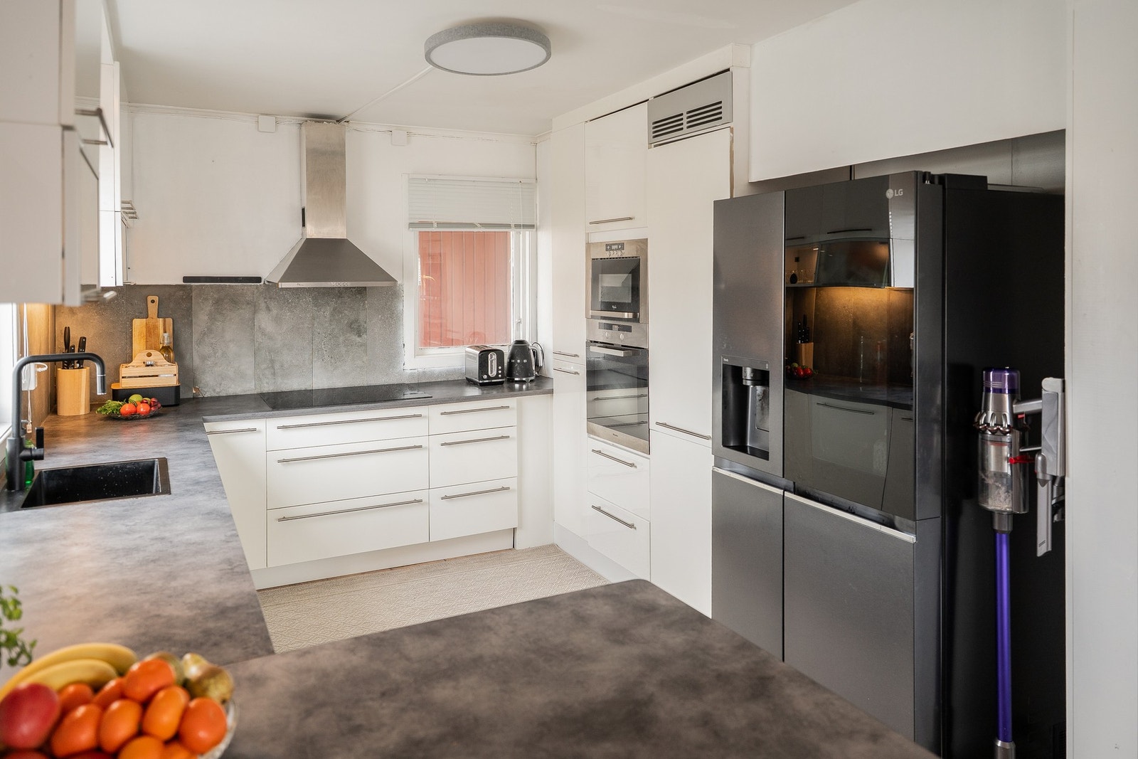 Kjøkken har fått ny vannkran, induksjonstopp og nye lamper over kjøkken og spiseplass. Galleribilde