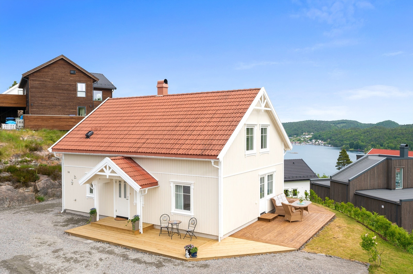 Tidløs og lekker enebolig fint beliggende i et etterspurt og attraktivt boligområde. Galleribilde
