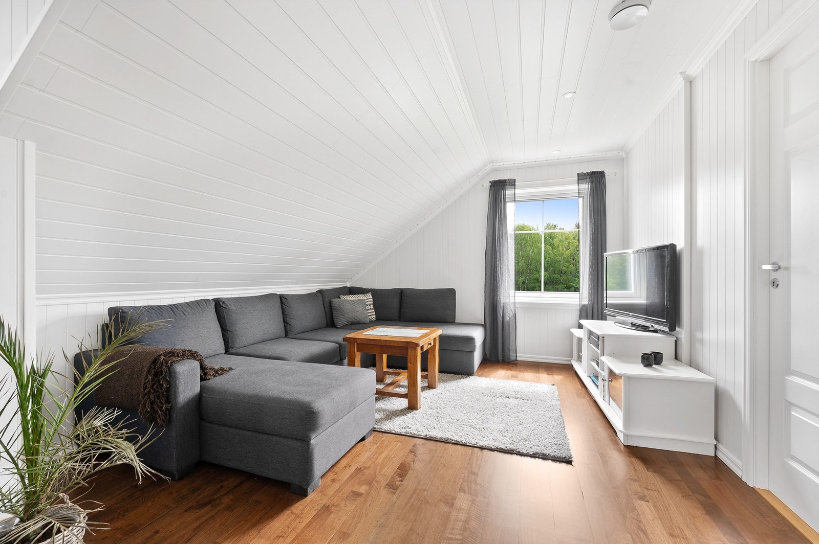 Loftstue. Dette rommet kan med enkle grep omgjøres til soverom og er opprinnelig tegnet inn som soverom på byggetegninger. Galleribilde