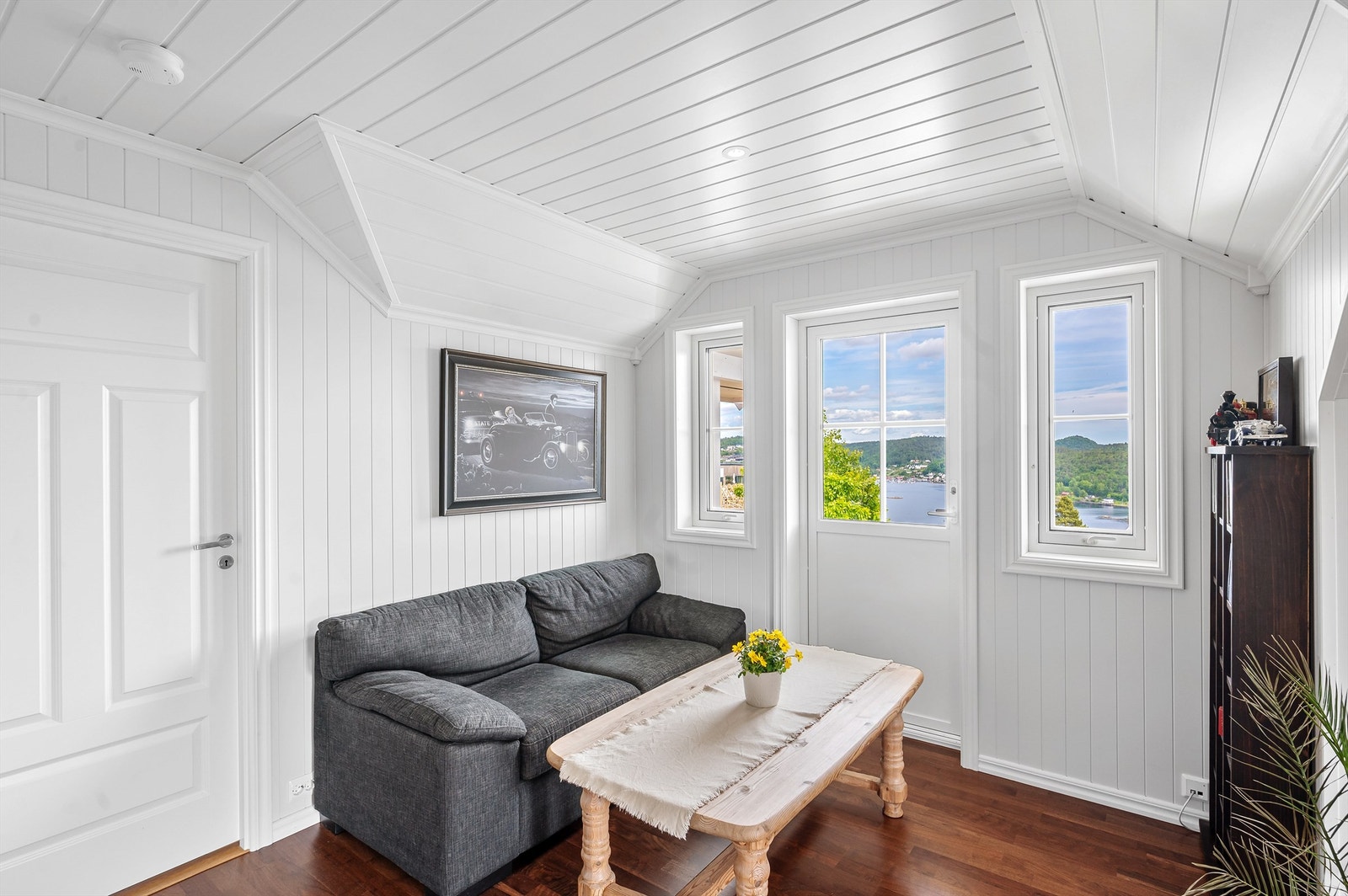 Loftstue med utgang til lufteveranda. Herfra er det fritt utsyn med vakker utsikt. Galleribilde
