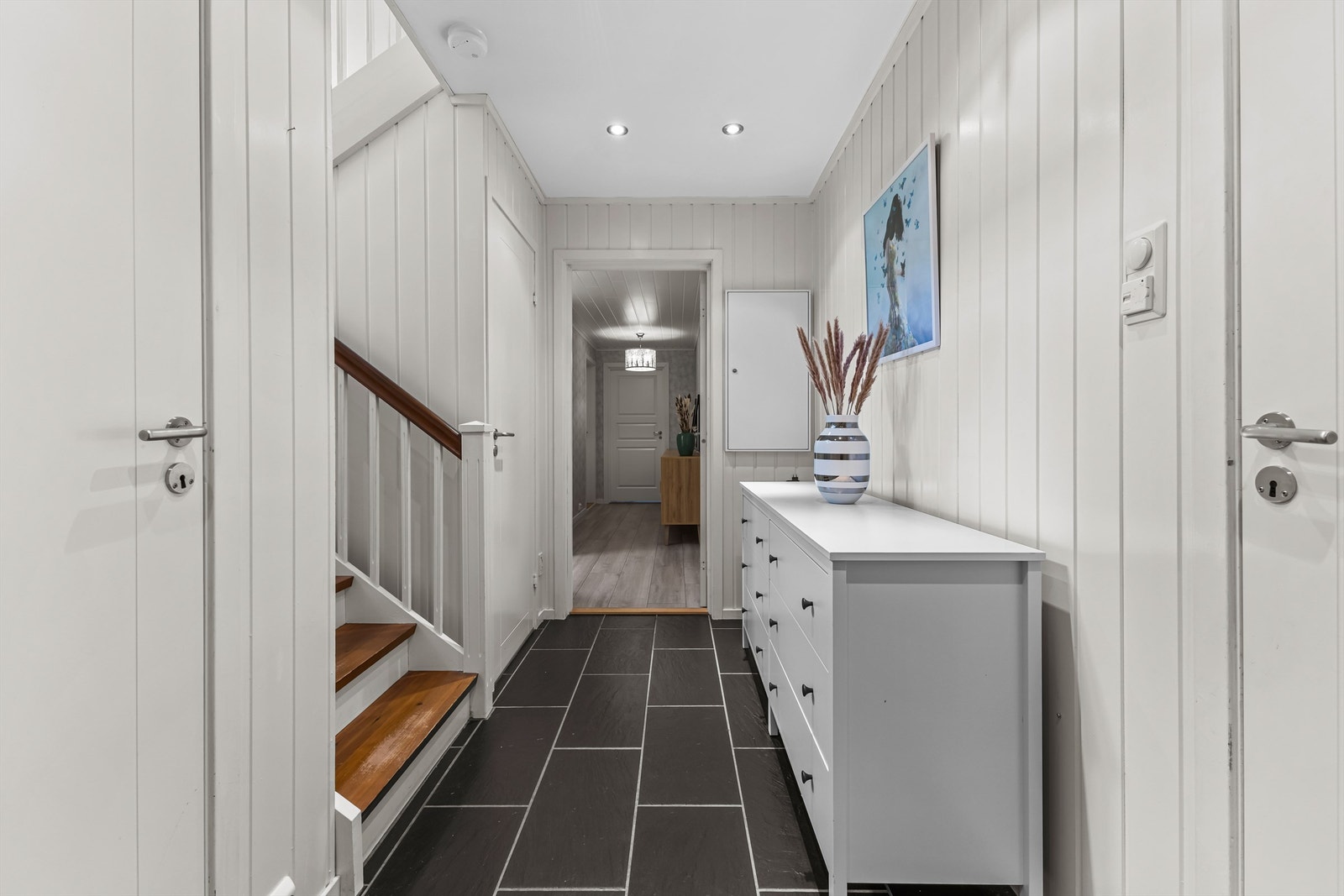 Gang 1. etasje og dør inn til det som opprinnelig ble tegnet inn som leilighet i boligen Galleribilde