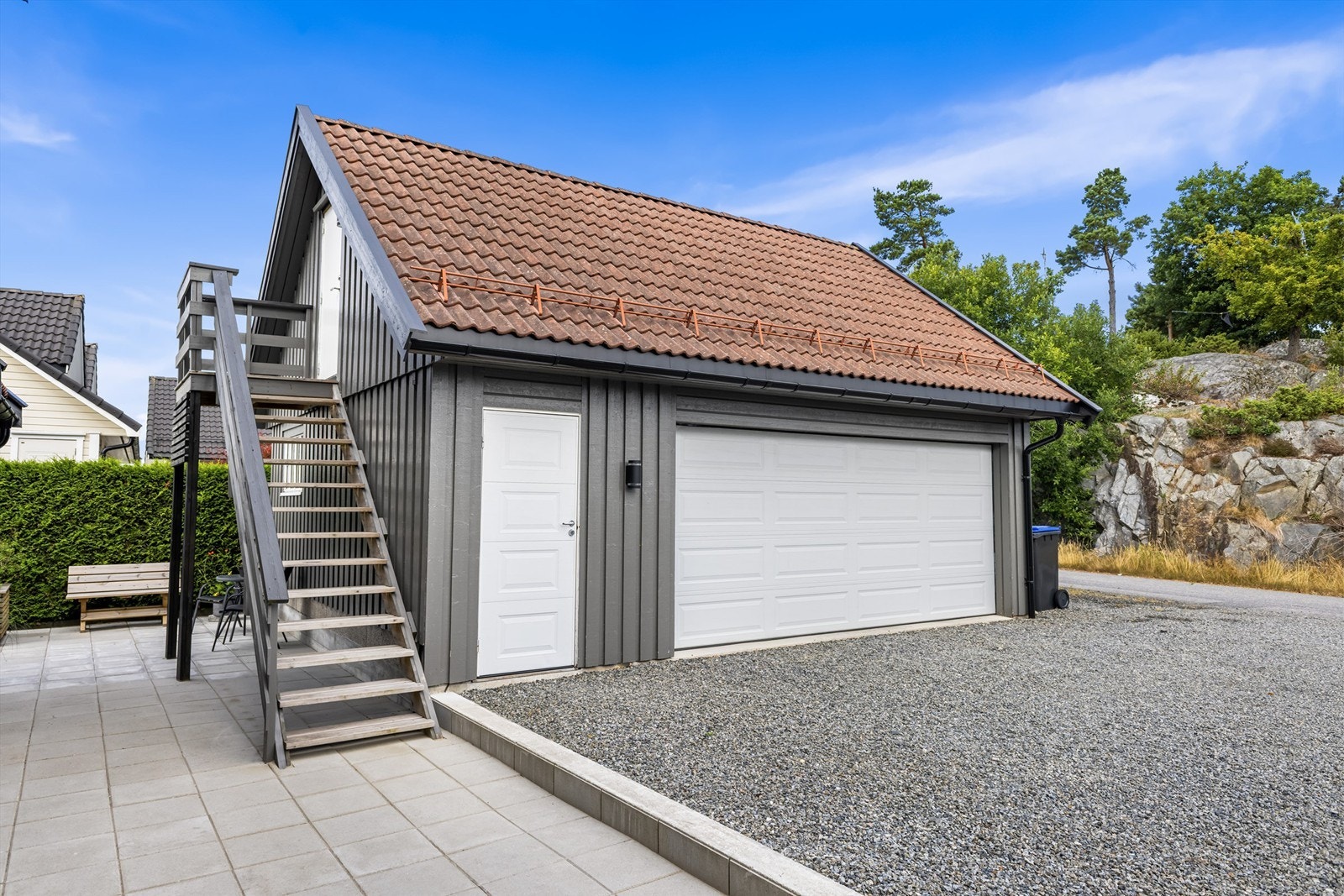 Dobbelgarasje med lader til el-bil og innredet loft Galleribilde