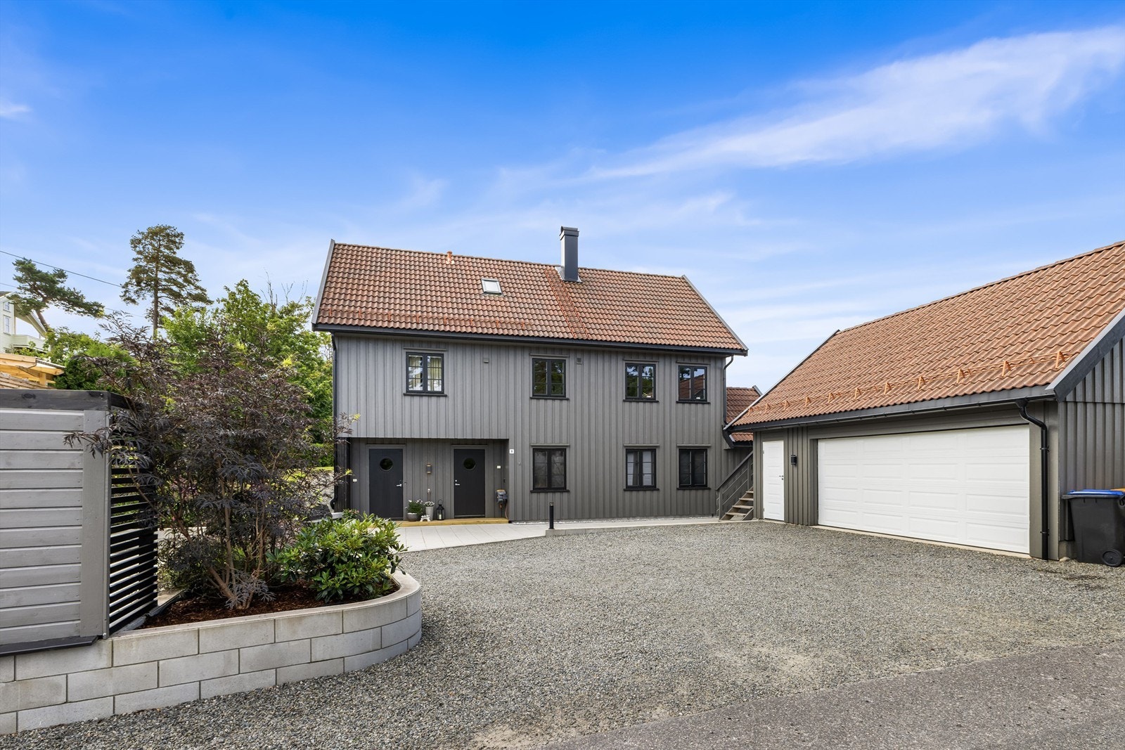 Enebolig over tre etasjer og dobbel garasje med innredet loft Galleribilde