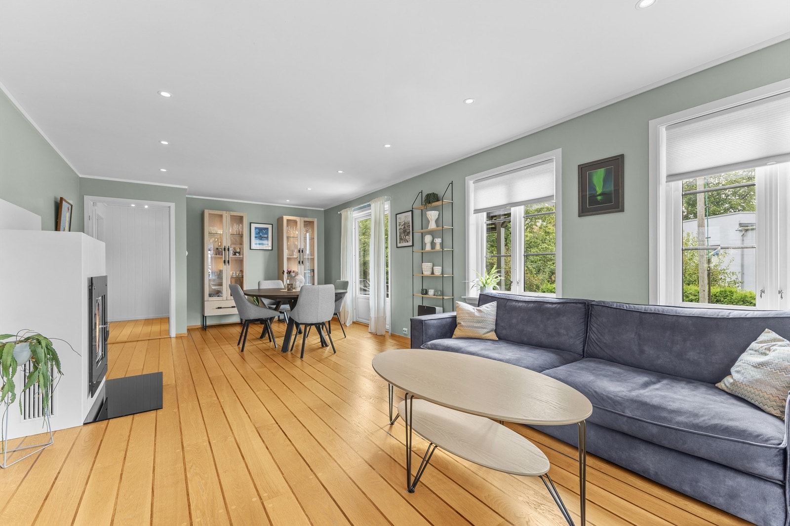 Stuen har plass for flere møblementer og har utgang til veranda og hagen Galleribilde