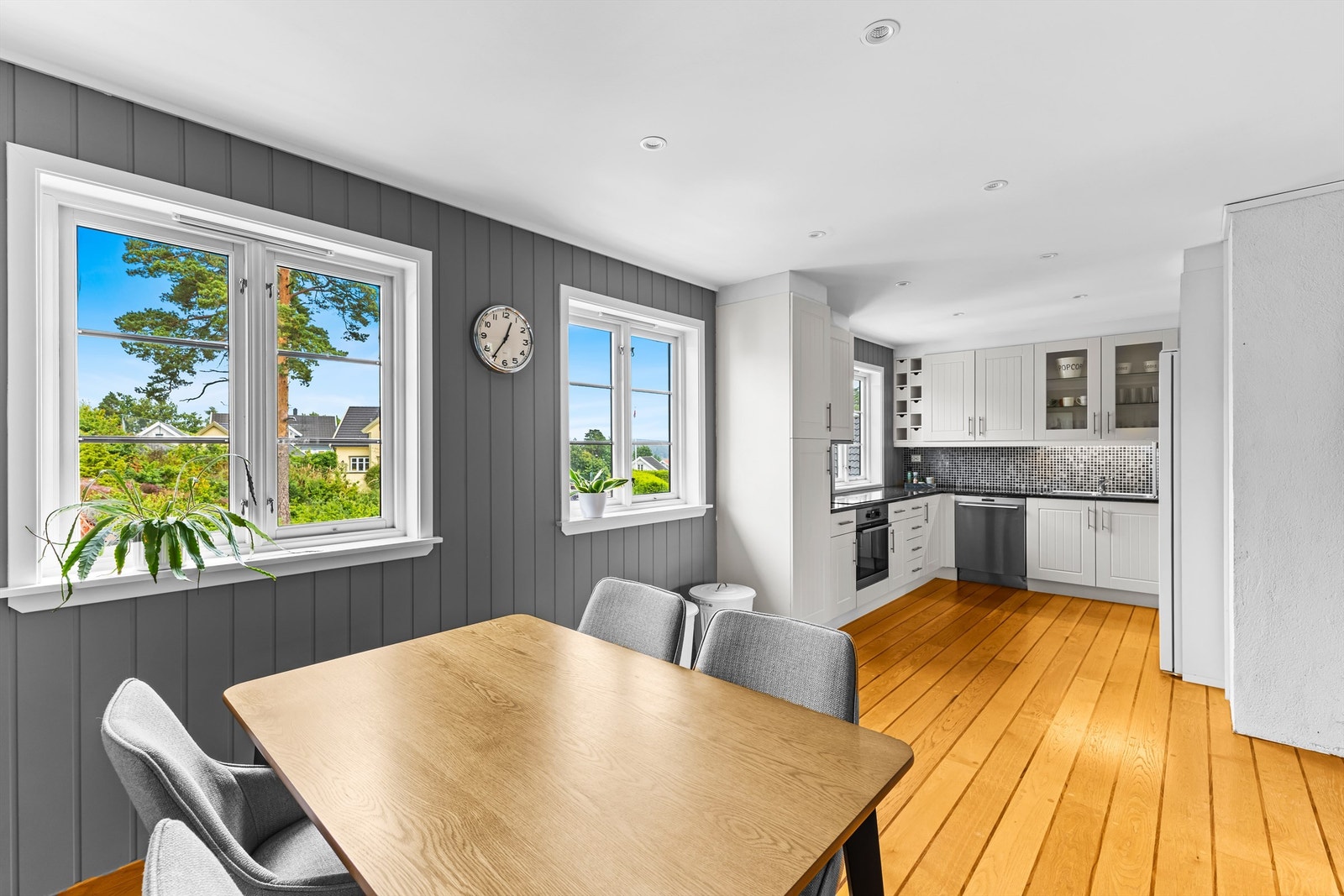 Pent kjøkken med spiseplass Galleribilde