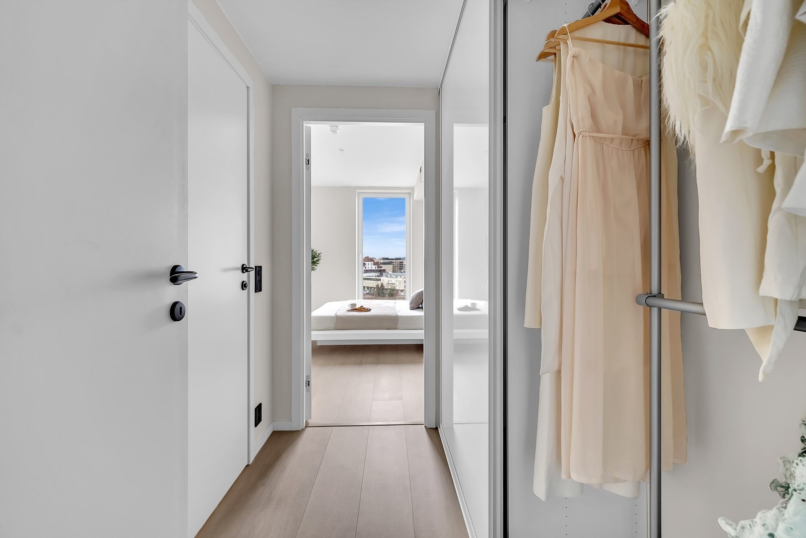Gang med skyvedørsgarderobe på vei inn mot hovedsoverommet. Galleribilde