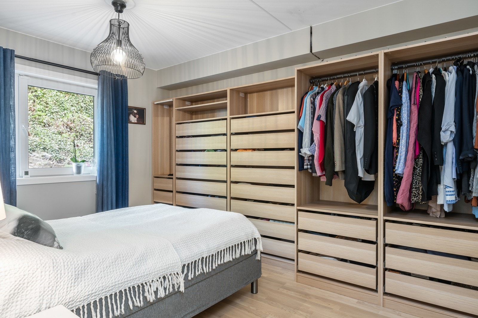 Hovedsoverom med god plass til dobbeltseng og innebygget garderobe Galleribilde